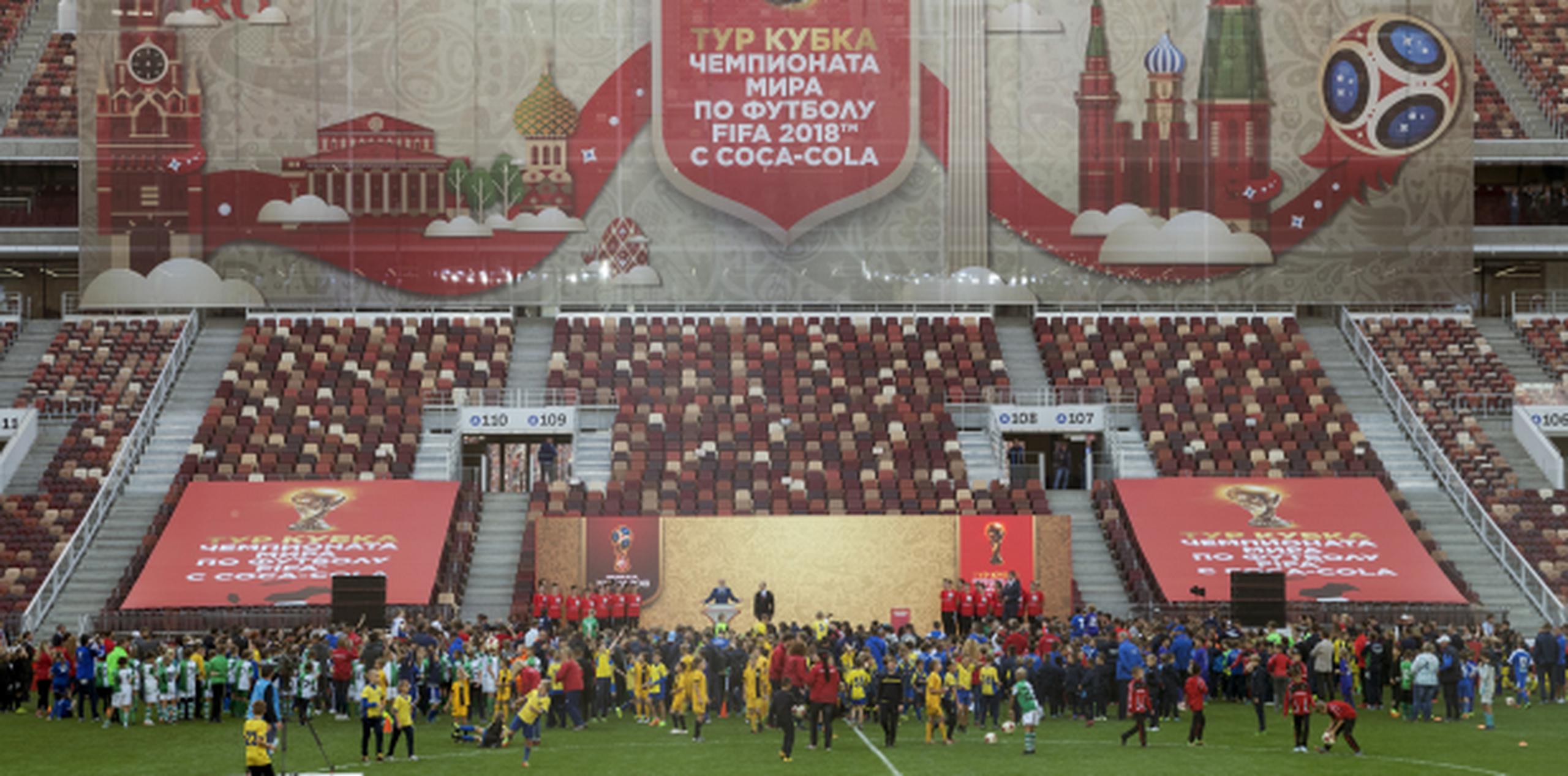 El estadio Luzhniki de Moscú ya comenzó a sentir el ambiente mundialista cuando recibió el trofeo de la Copa Munidial de la FIFA, para su posterior recorrido a través de Rusia. (AP/Ivan Sekretarev)