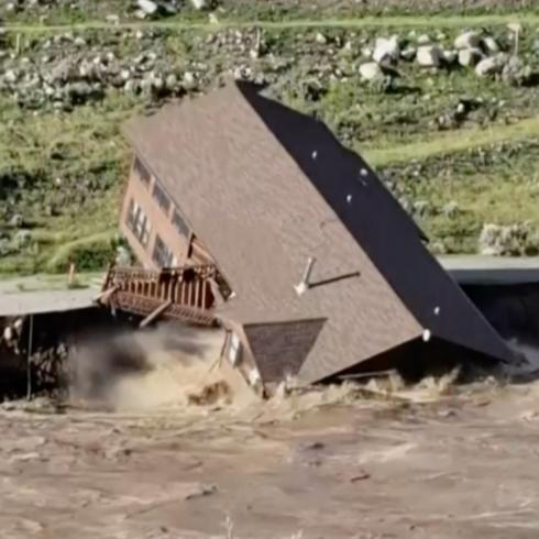 El instante en que una cabaña colapsó en un río