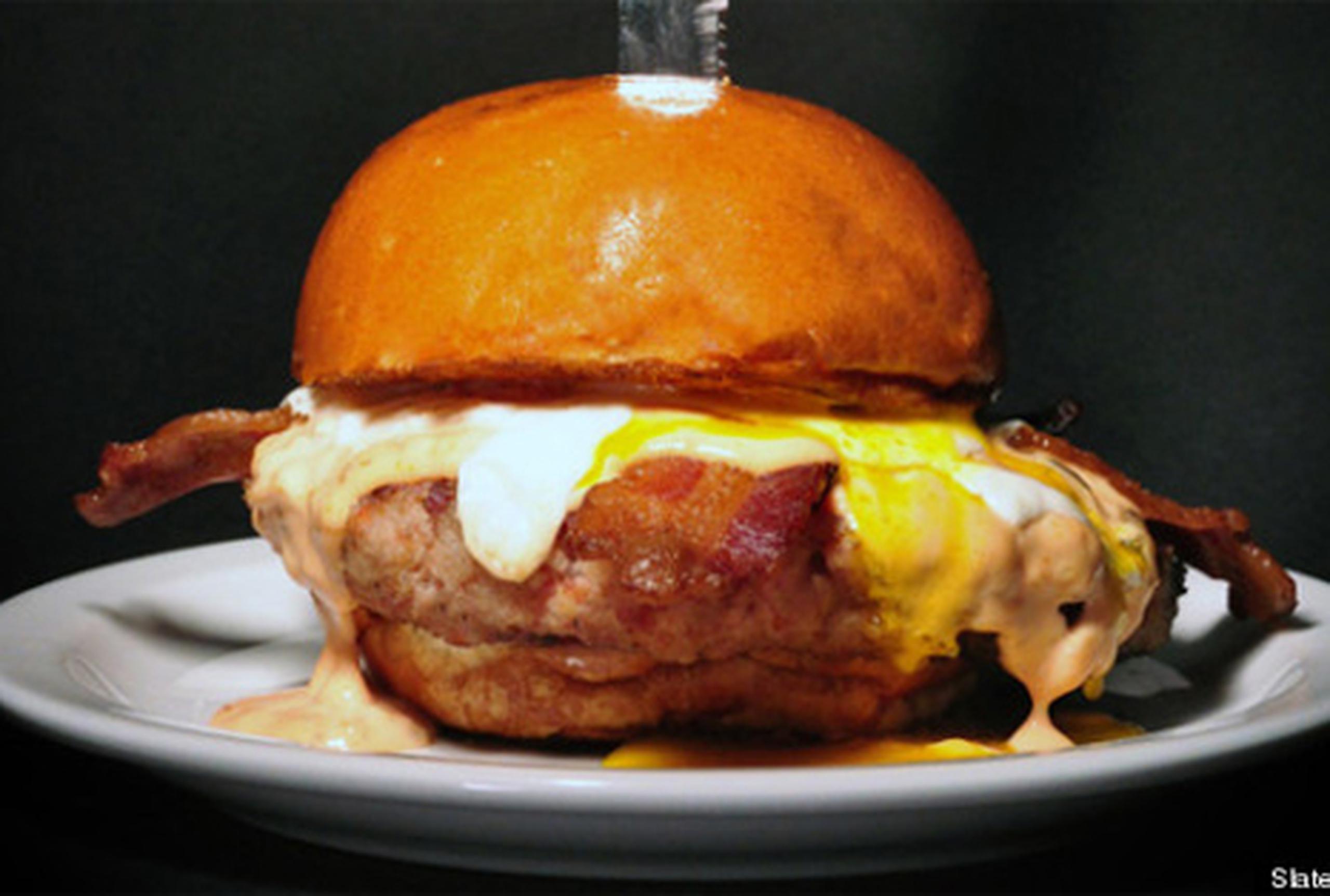 El "Merica Burger" está hecho de 100 por ciento tocineta molida, cubierta por una gruesa lasca de tocineta, huevo frito, un aderezo llamado “bacon island” y una lasca de queso "bacon cheddar". (Slaters 50/50)