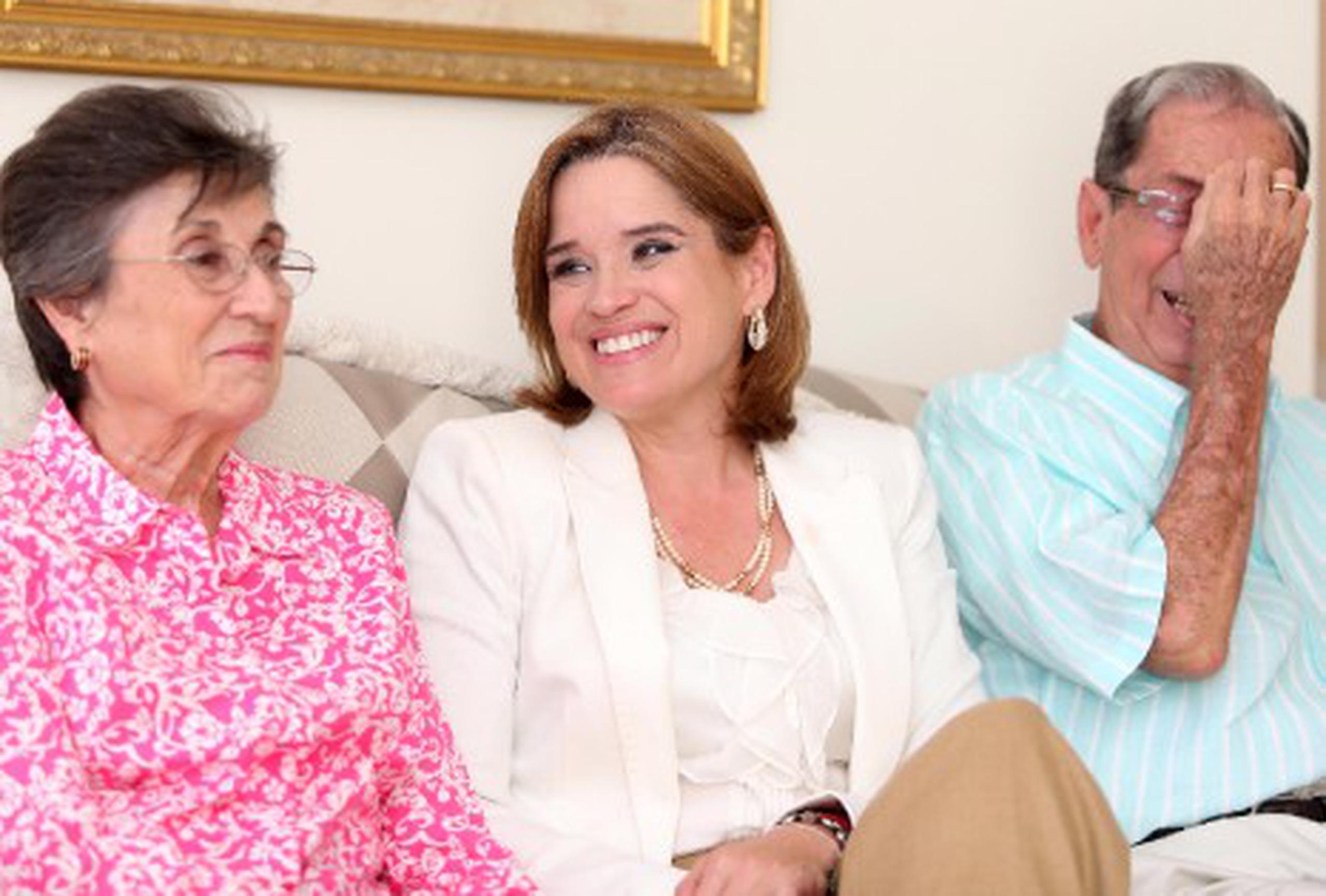 Carmen Yulín (al centro), comparte con su madre del mismo nombre y su padre Pedro. (wandaliz.vega@gfrmedia.com)
