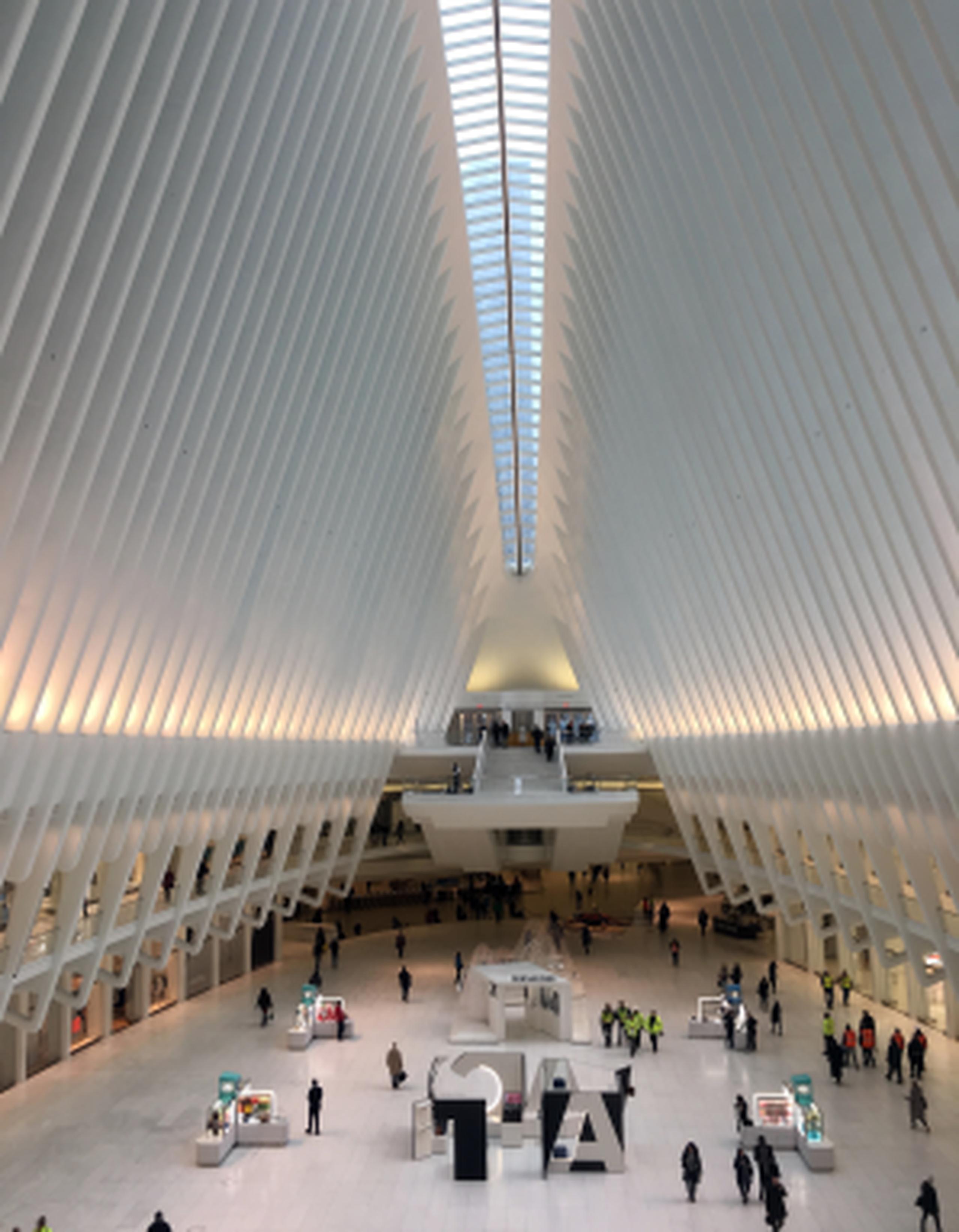 La mujer cayó al piso de la sala principal de la estructura del arquitecto Santiago Calatrava, llamada Oculus. (AP / Donald King)