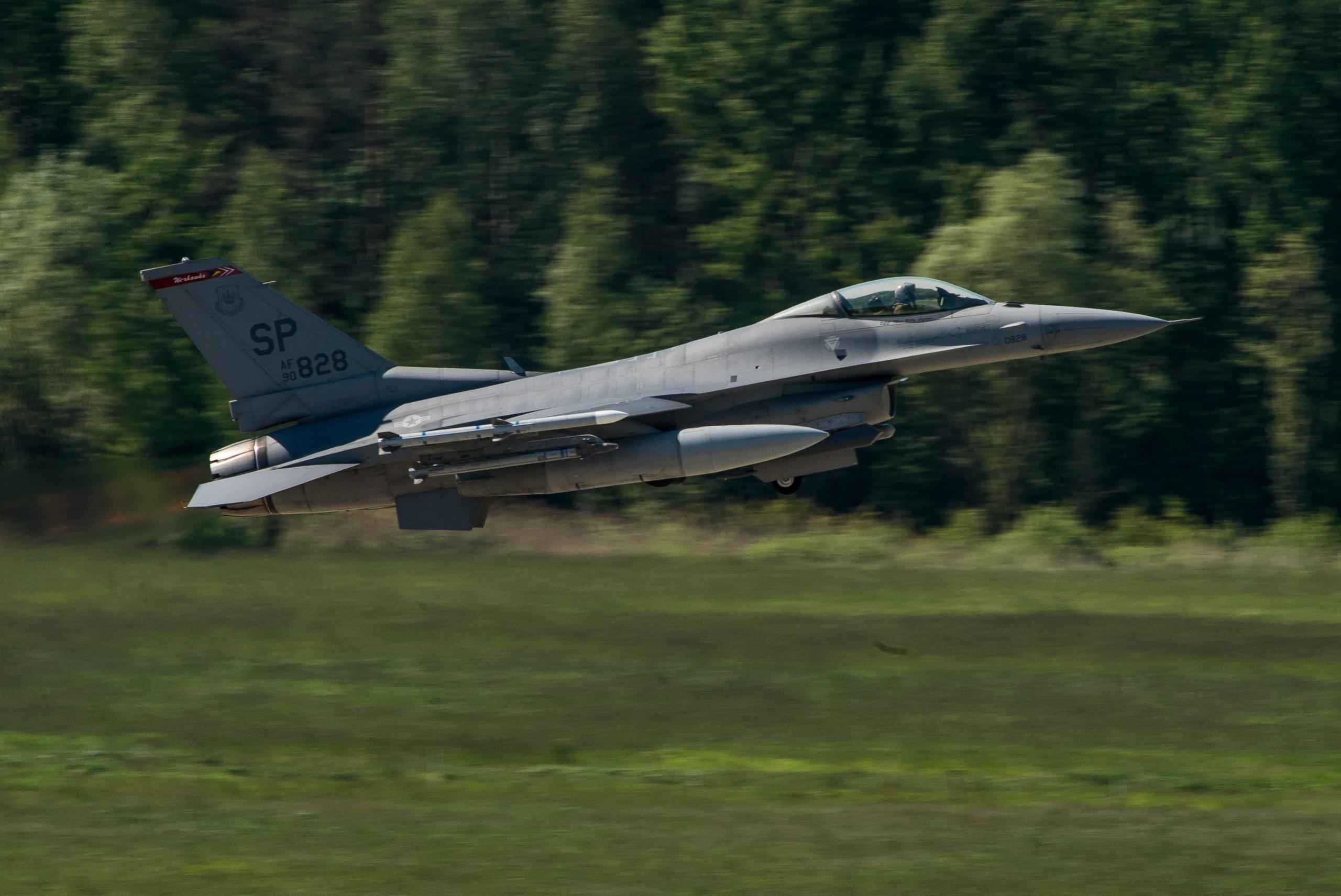 Vista de un cazabombarderos F-16 de Estados Unidos (EFE/Grzegorz Michalowsk/Archivo)
