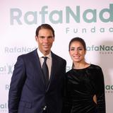 Rafael Nadal y su esposa abrazan al primer hijo de la pareja