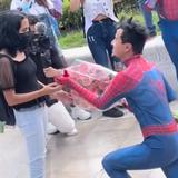 Joven le pide matrimonio a su novia vestido de Spiderman