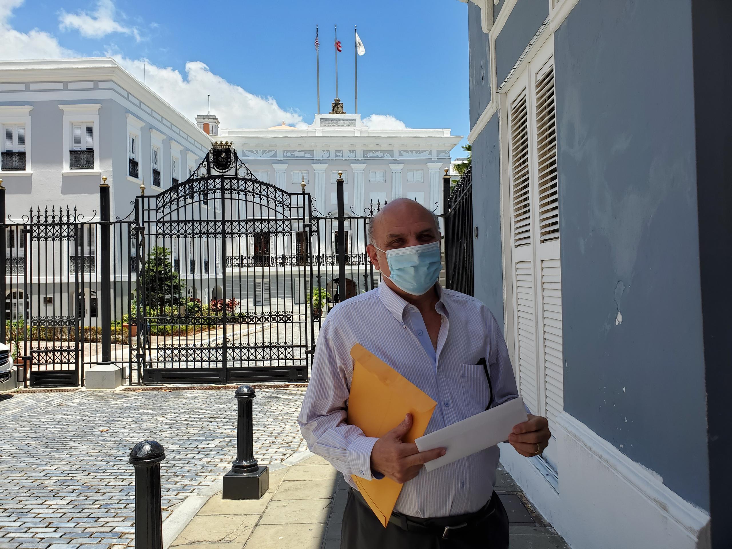 El exalcalde de San Juan, Héctor Luis Acevedo, llega a La Fortaleza a llevarle una carta a la gobernadora Wanda Vázquez.