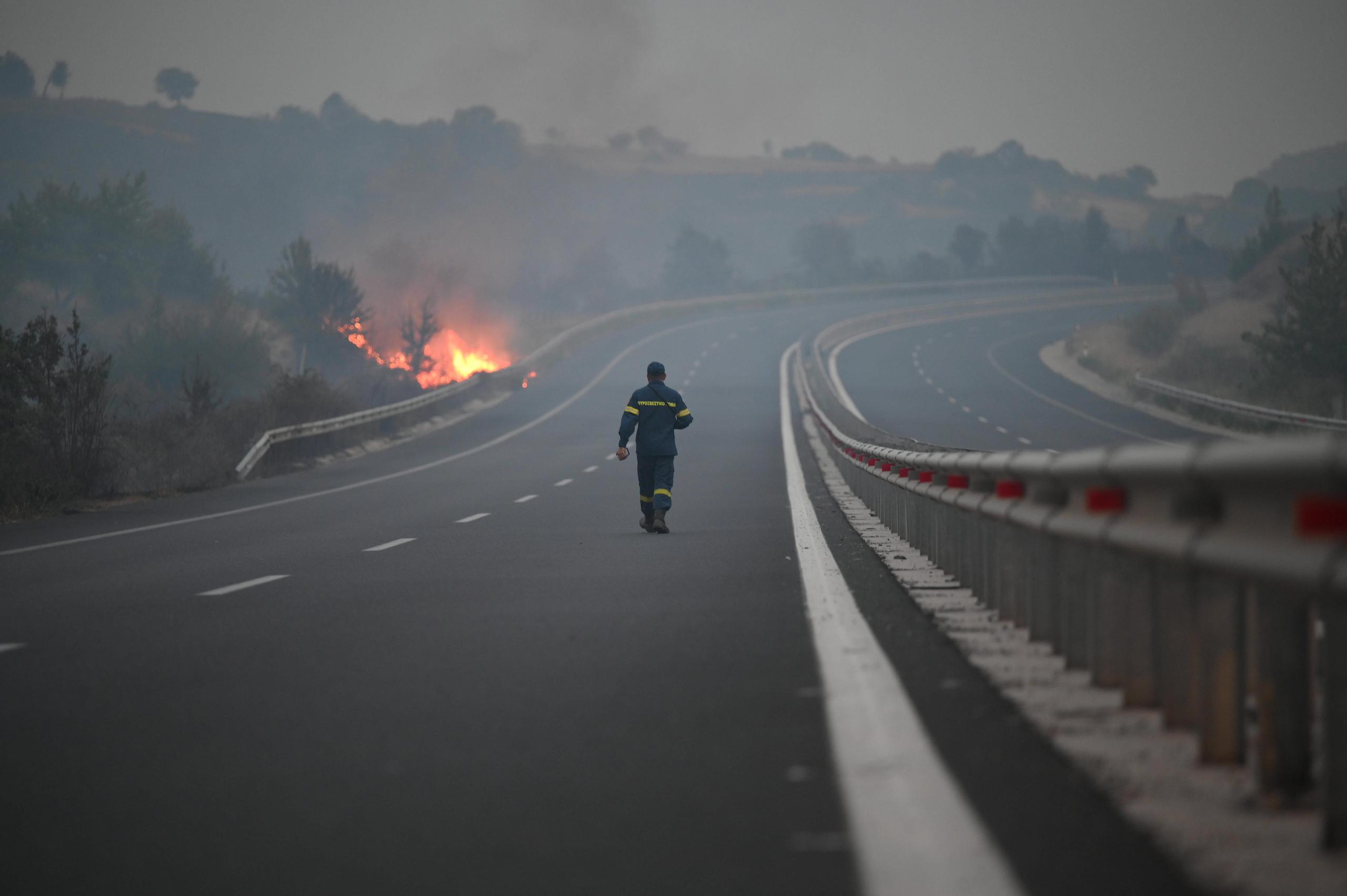 Los incendios forestales ya han causado la muerte de 28 personas. (EFE/EPA/DIMITRIS ALEXOUDIS)