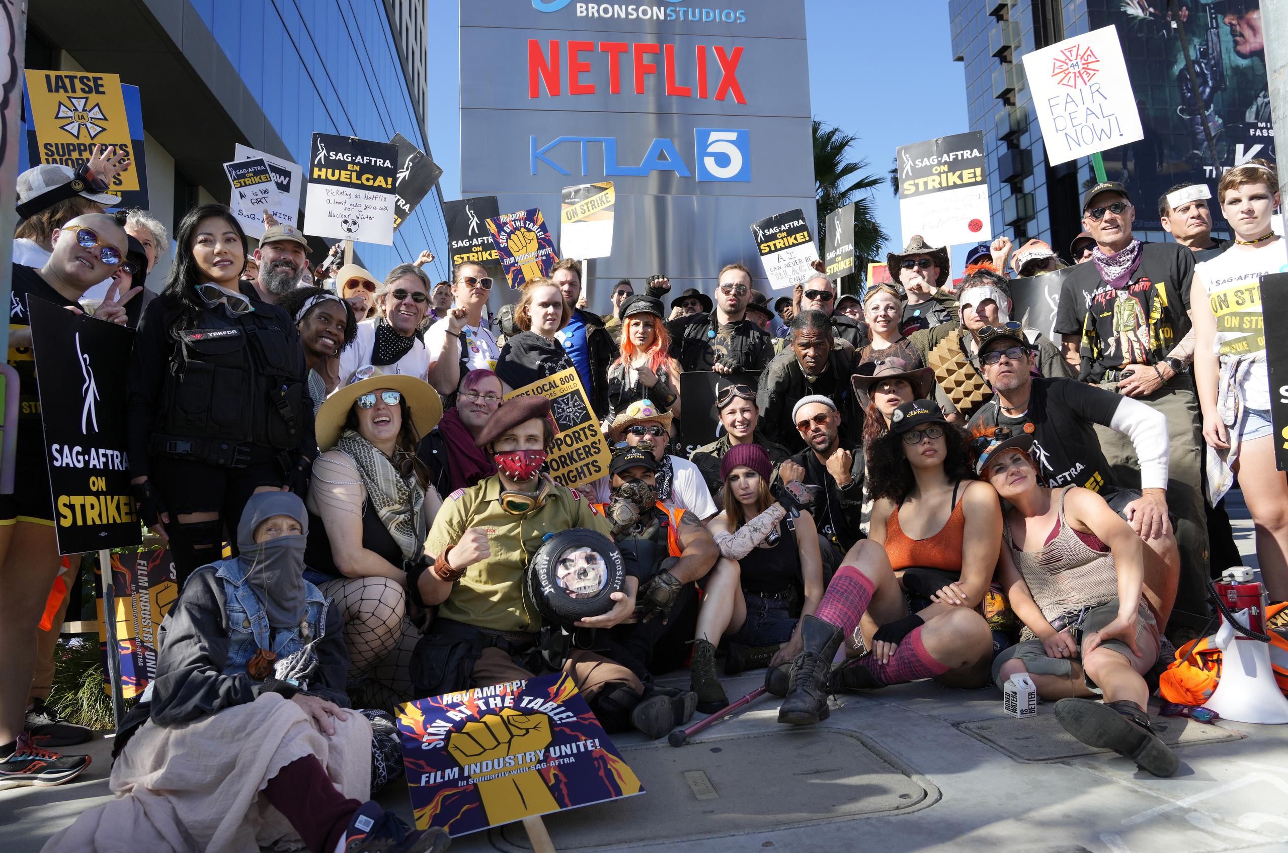 Miembros del sindicato SAG-AFTRA en huelga posan para una foto grupal afuera de los estudios de Netflix, el miércoles 8 de noviembre de 2023, en Los Ángeles. (AP Foto/Chris Pizzello)