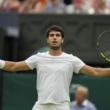 Carlos Alcaraz continúa con vida en un lluvioso Wimbledon