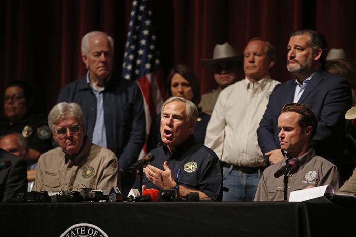 Al centro el gobernador de Texas, Greg Abbott, en conferencia de prensa sobre la matanza en una escuela de Uvalde.