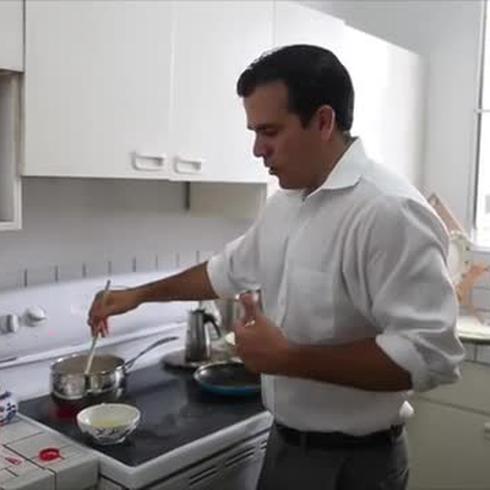 Ricardo Rosselló prepara el desayuno antes de ir a votar