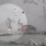 Autos vuelan durante tornado en Florida