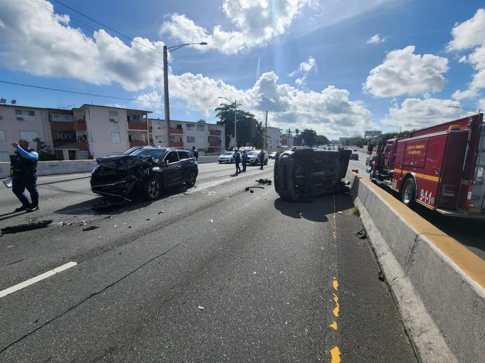 Dos carriles de la avenida Román Baldorioty de Castro en dirección a San Juan permanecen cerrados por un accidente de tránsito.