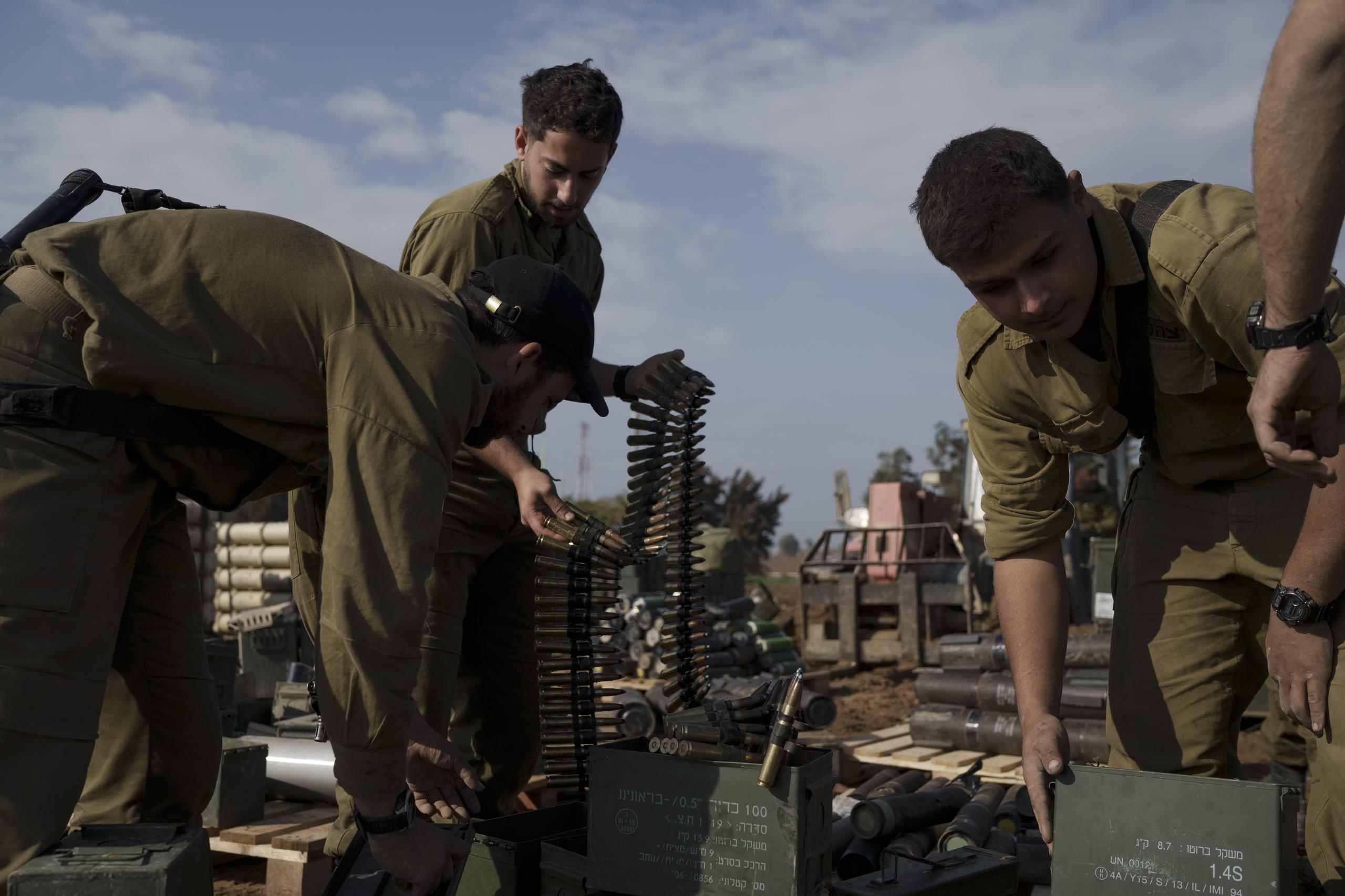 Soldados israelíes guardan municiones en una zona de la frontera entre Israel y la Franja de Gaza en el sur de Israel, el martes 2 de enero de 2024. (AP Foto/Leo Correa)