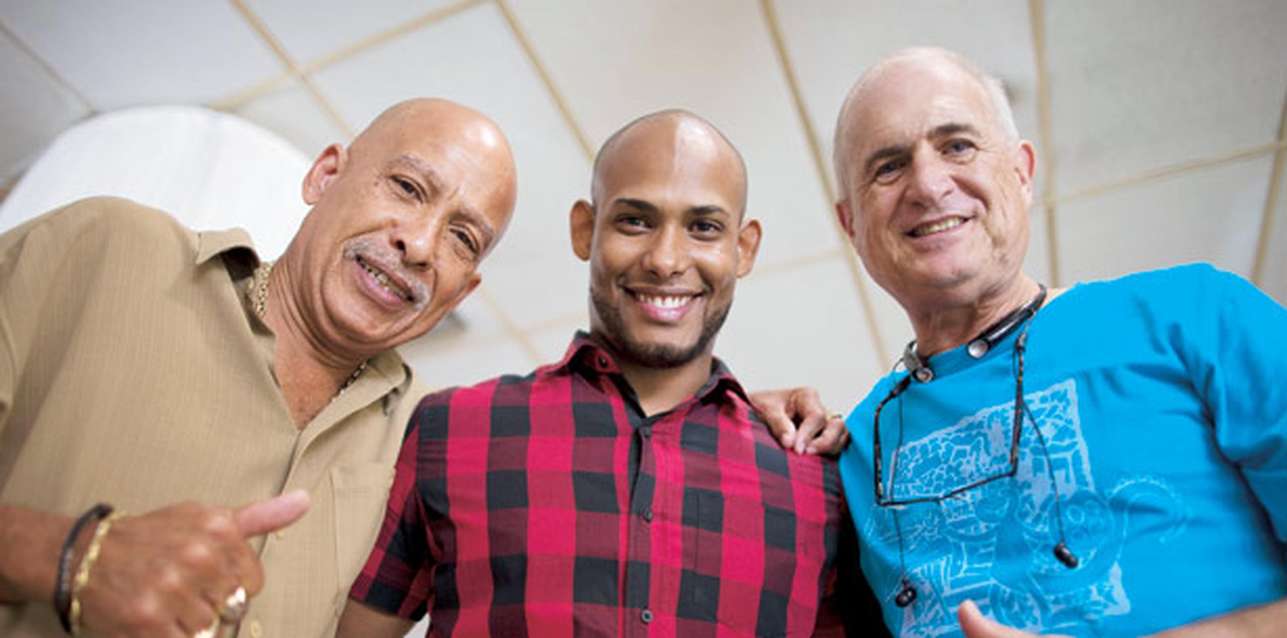 El nuevo cantante de Los Mulatos del Sabor, Anthony García (al centro), cuenta con el apoyo de sus colegas Papo Rosario y Jerry Rivas. (teresa.canino@gfrmedia.com)