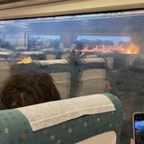 Tren de pasajeros en España se detiene frente a un incendio