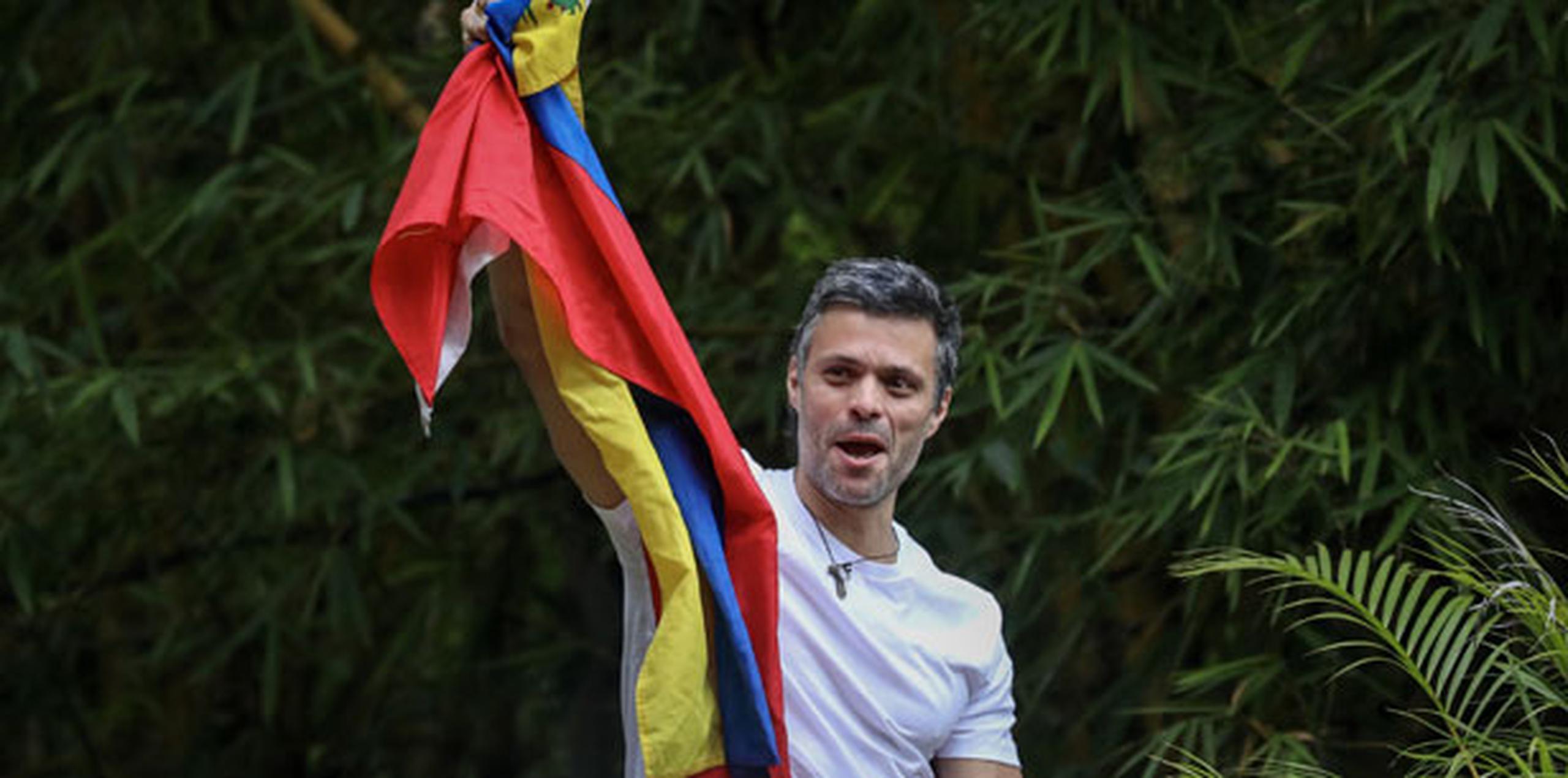 Leopoldo López cumple desde 2014 una condena de casi 14 años por los delitos de instigación pública, asociación para delinquir, daños a la propiedad e incendio por haber ofrecido discursos que precedieron a la violencia que se desató durante una marcha antigubernamental el 12 de febrero de 2014. (EFE)