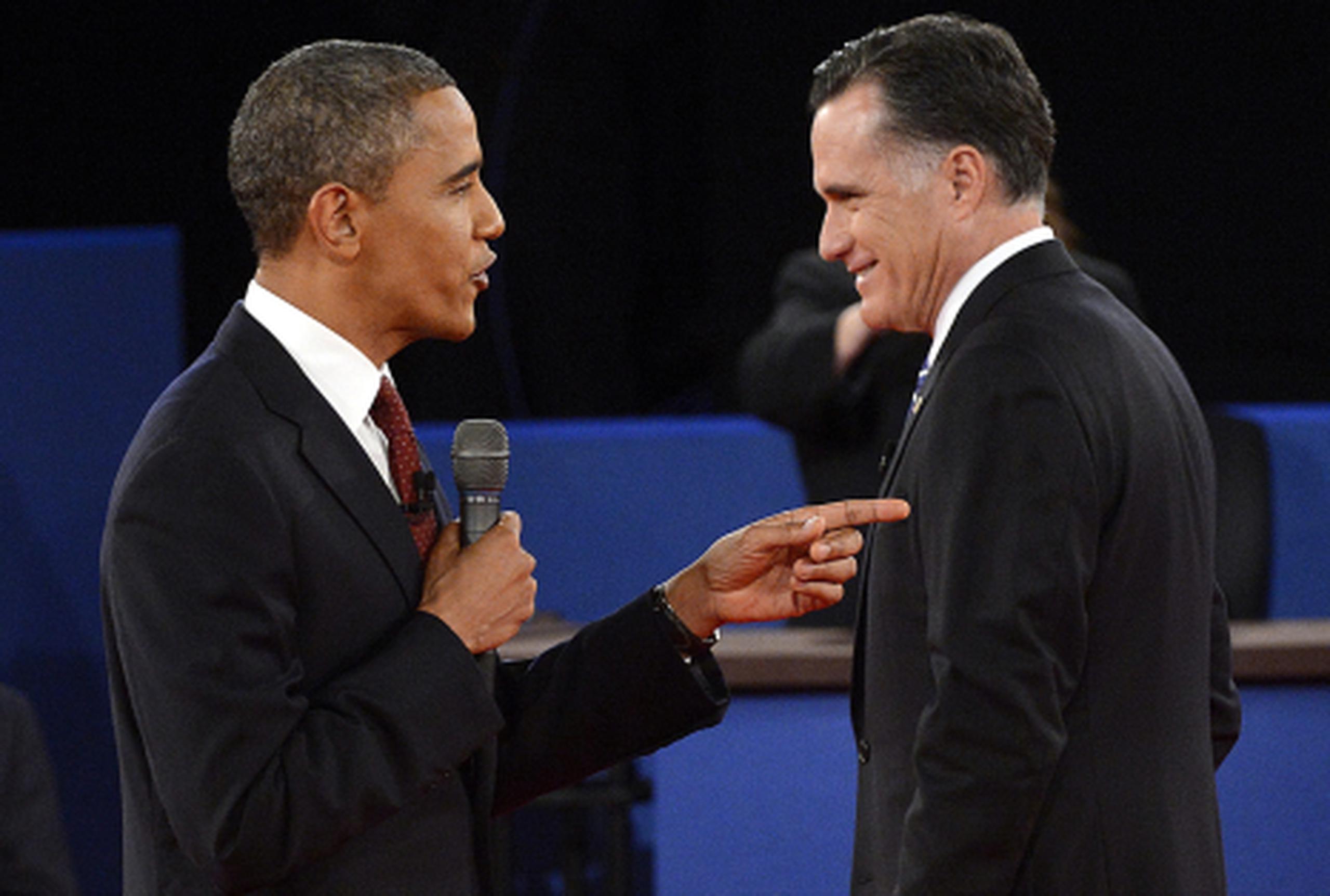 Barack Obama y Mitt Romney durante el último debate presidencial. (AFP)