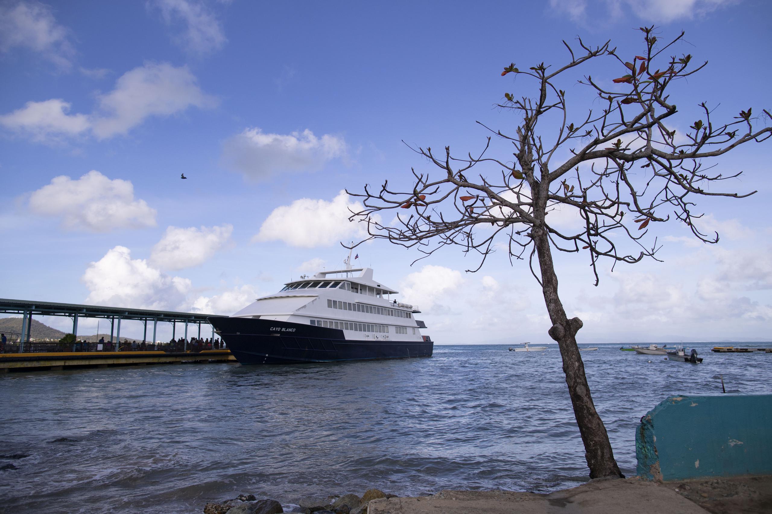 Un ferry recoge pasajeros como parte del transporte entre Ceiba y las islas municipios de Vieques y Culebra.
