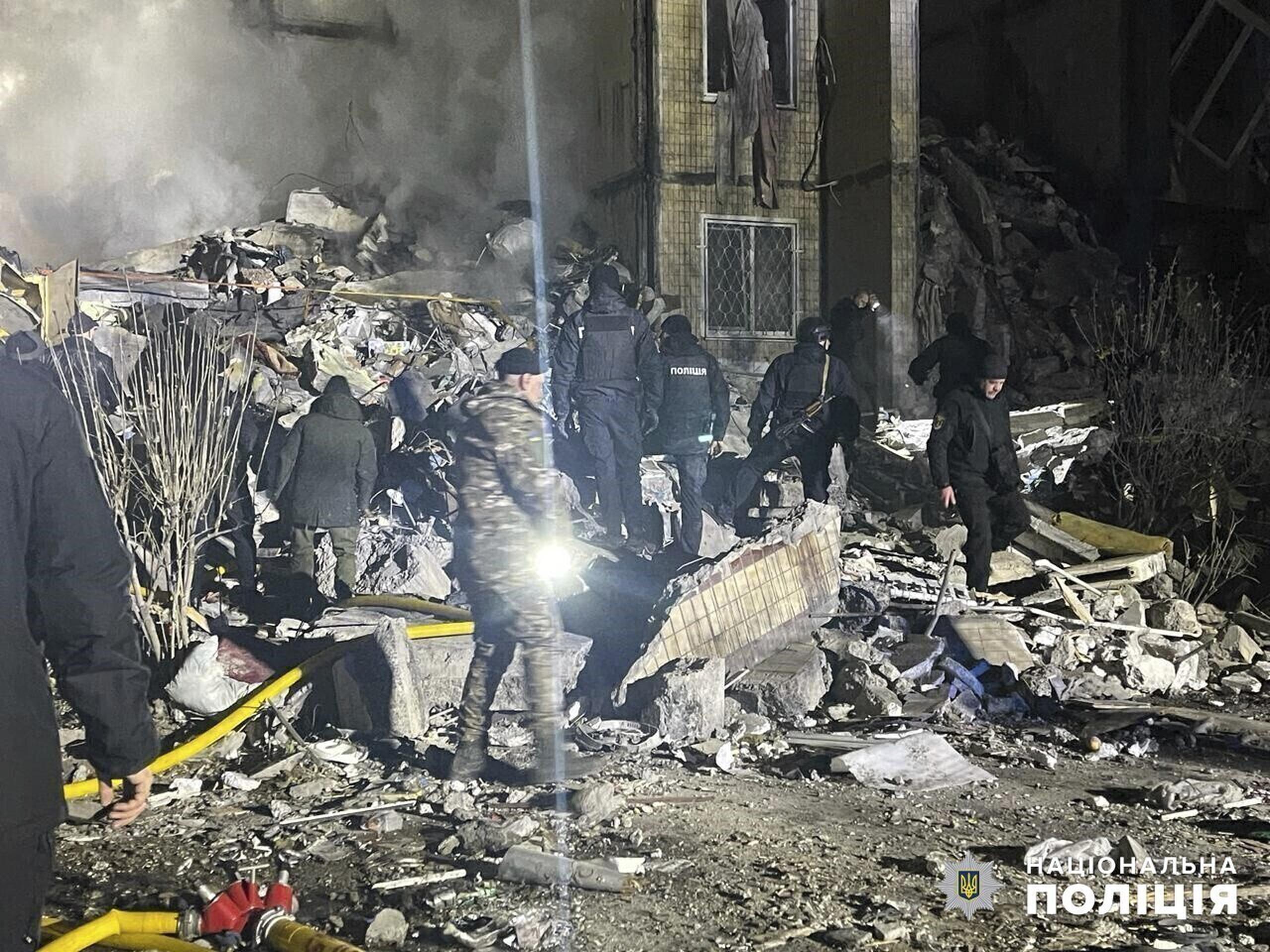 En esta imagen proporcionada por la oficina de prensa de la policía ucraniana, trabajadores de emergencia laboran en un edificio de varias plantas destruido tras un ataque ruso contra un vecindario residencial, el sábado 2 de marzo de 2024, en Odesa, Ucrania. (Oficina de prensa de la policía ucraniana vía AP)