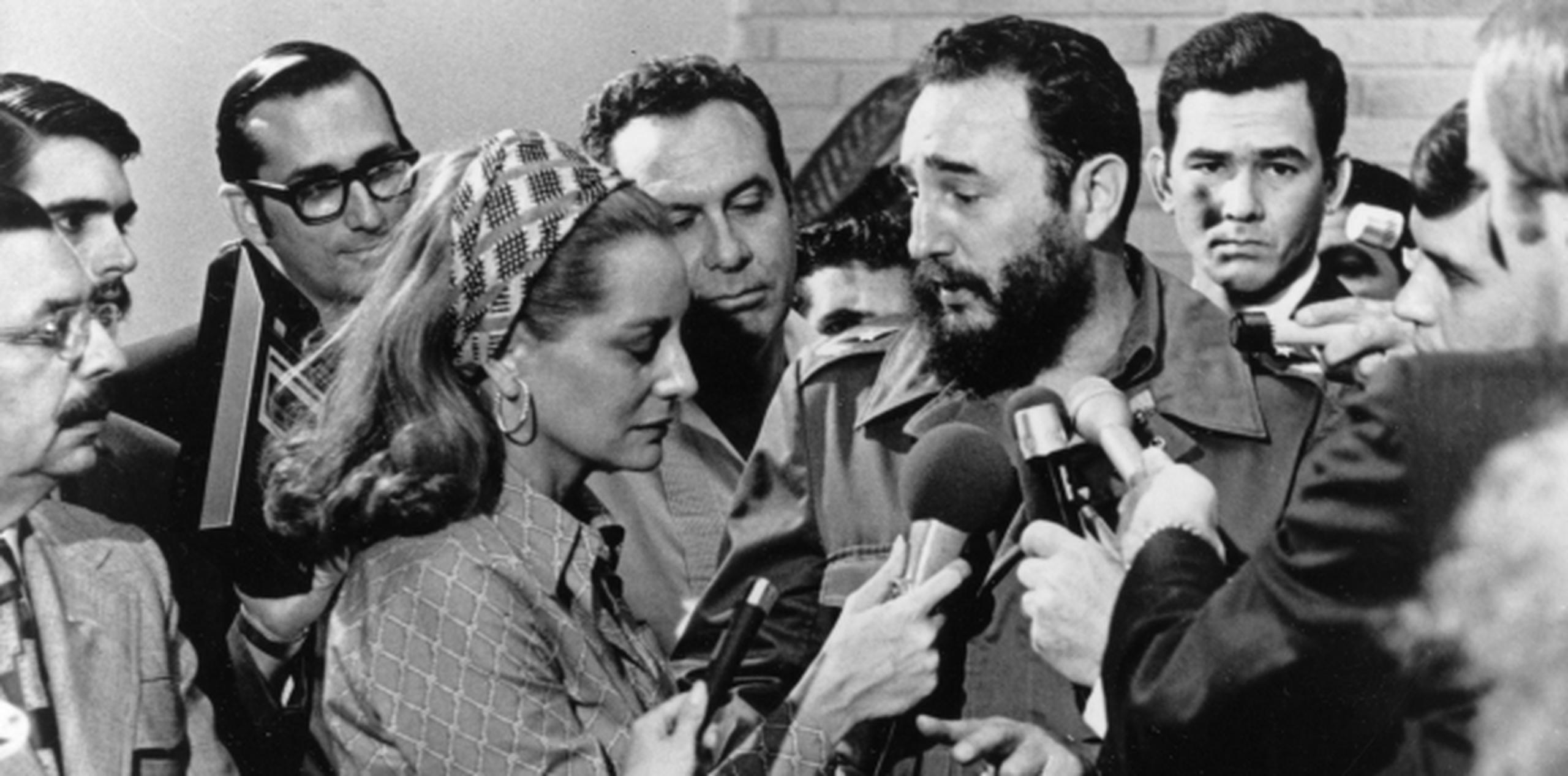 Castro responde preguntas a la reporta de NBC Barbara Walters en 1975. (Prensa Asociada/Archivo)
