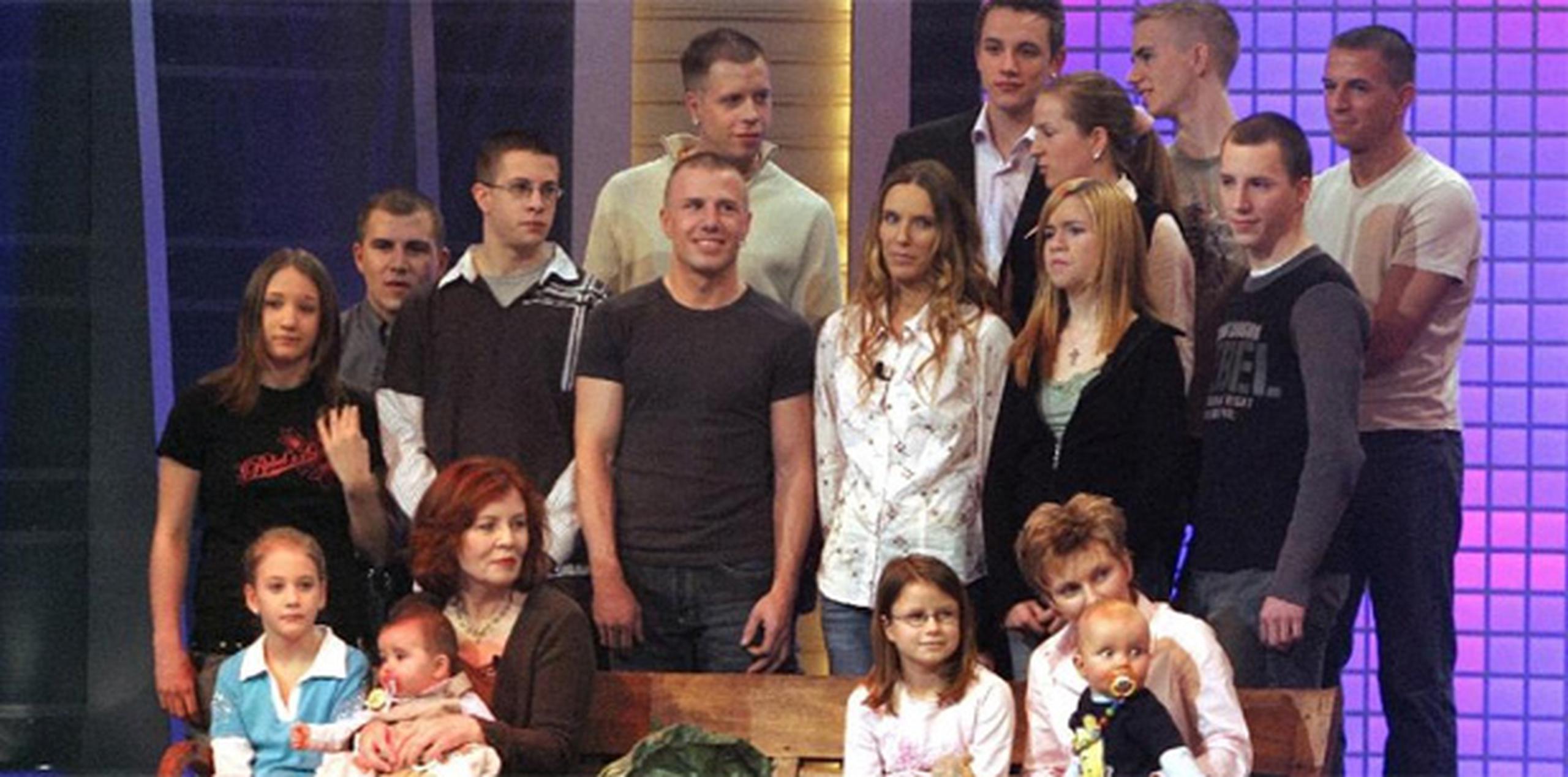 Imagen de archivo de Annegret Raunigk (abajo al a izquierda) y sus 13 hijos.