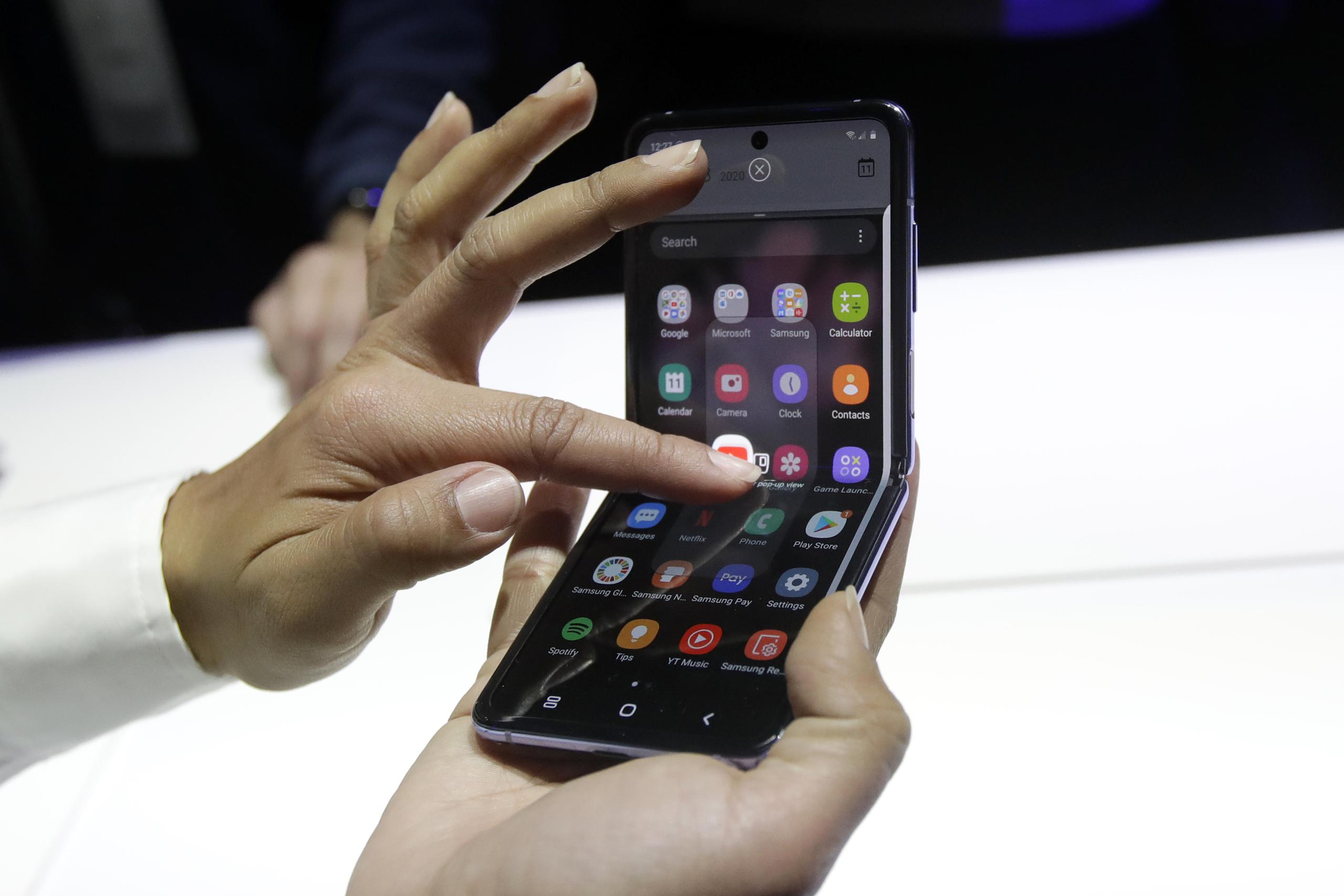 Samsung indicó que agregó fibras a la abertura entre la bisagra y el teléfono para impedir la entrada de polvo y mejorar el doblez.