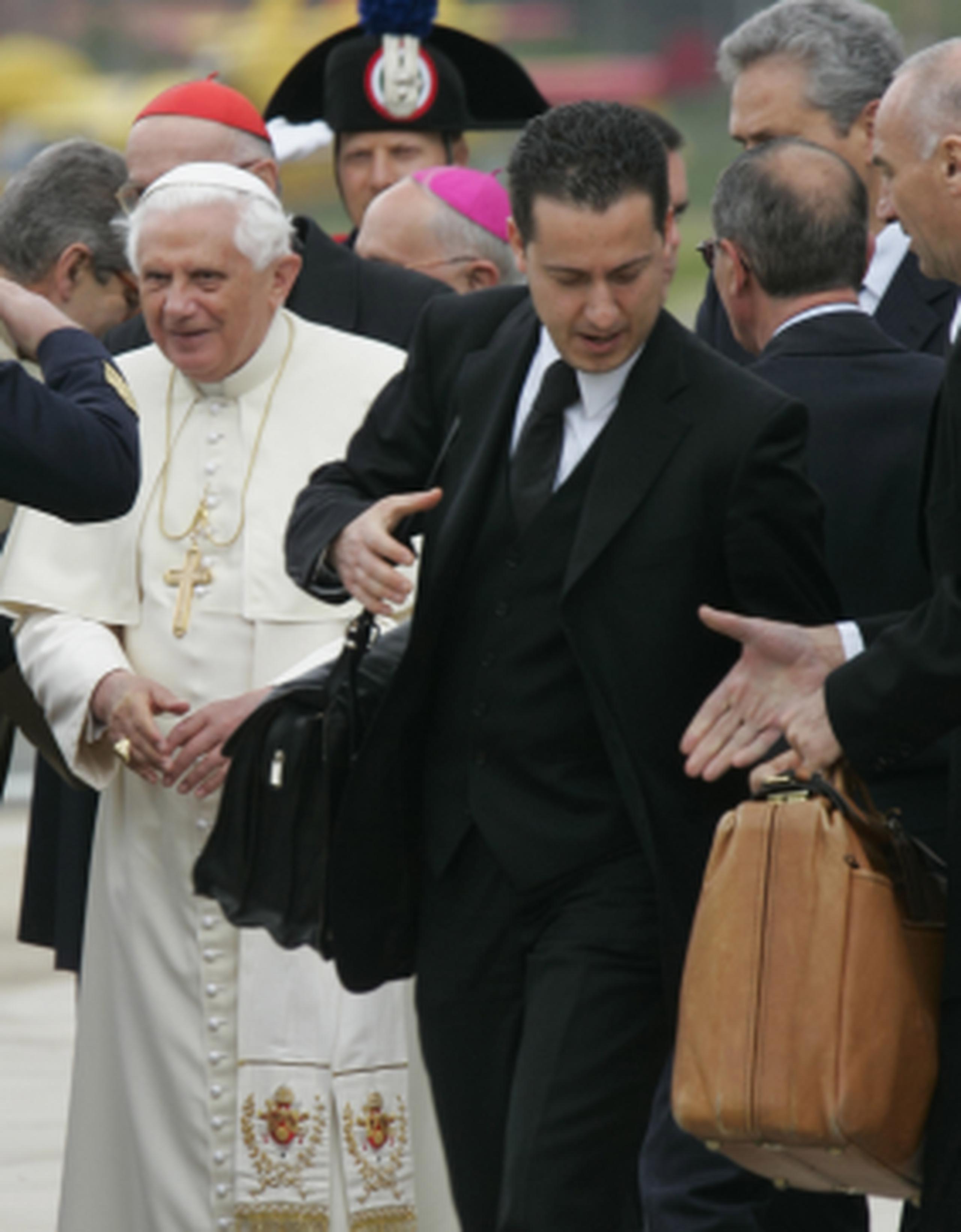 El papa Benedicto XVI junto a Paolo Gabriele. (AP)