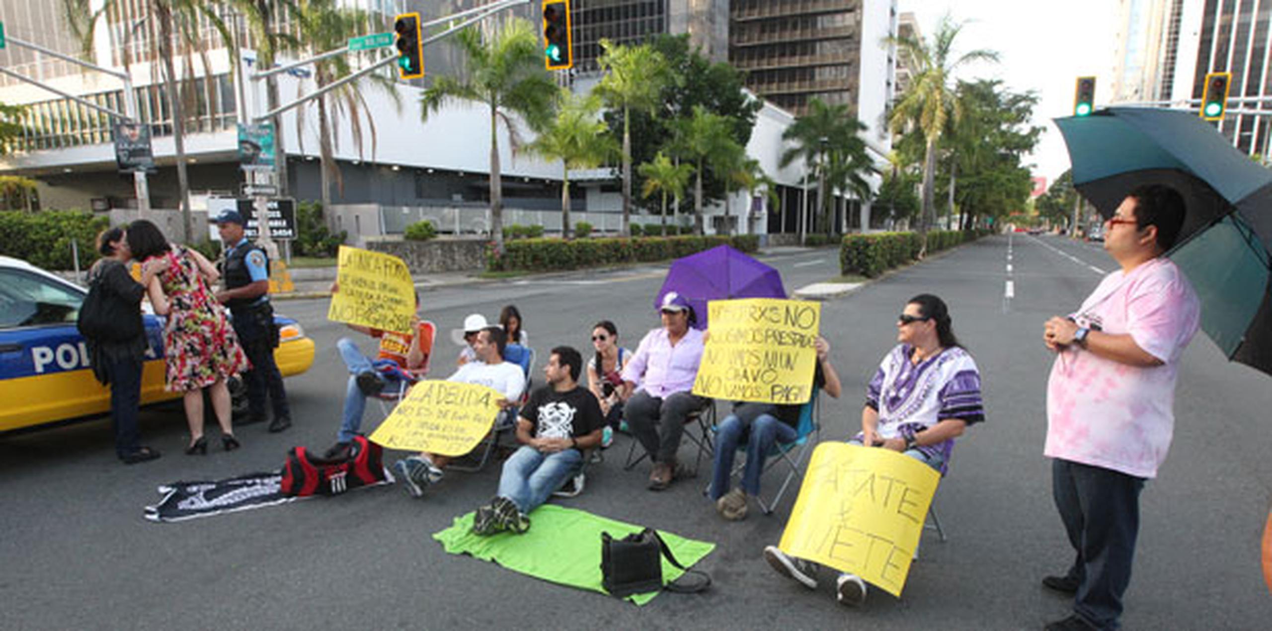 Los manifestantes se sentaron en la intersección de la avenida Chardón con la avenida Luis Muñoz Marín en la Milla de Oro en Hato Rey. (alex.figueroa@gfrmedia.com)
