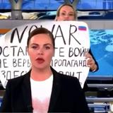 Rusia multa a empleada de canal que protestó en vivo contra ataques en Ucrania