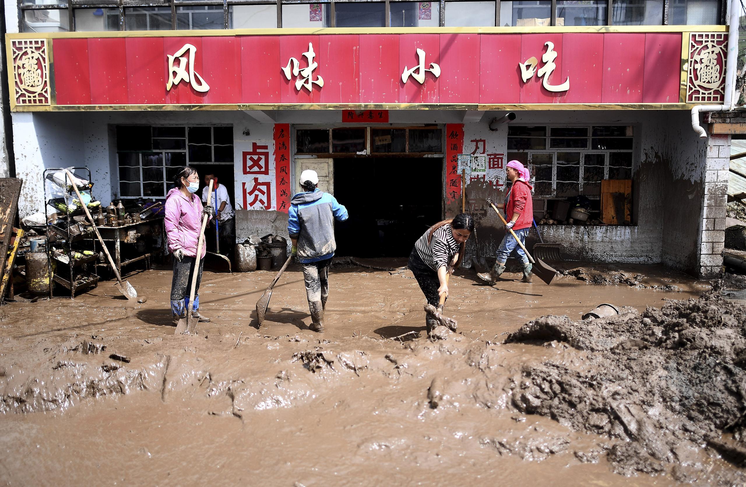 Las inundaciones torrenciales ya han dejado desde inicios del estío decenas de fallecidos y más de un millón de damnificados en provincias como las de Hunan, Sichuan y Gansu.