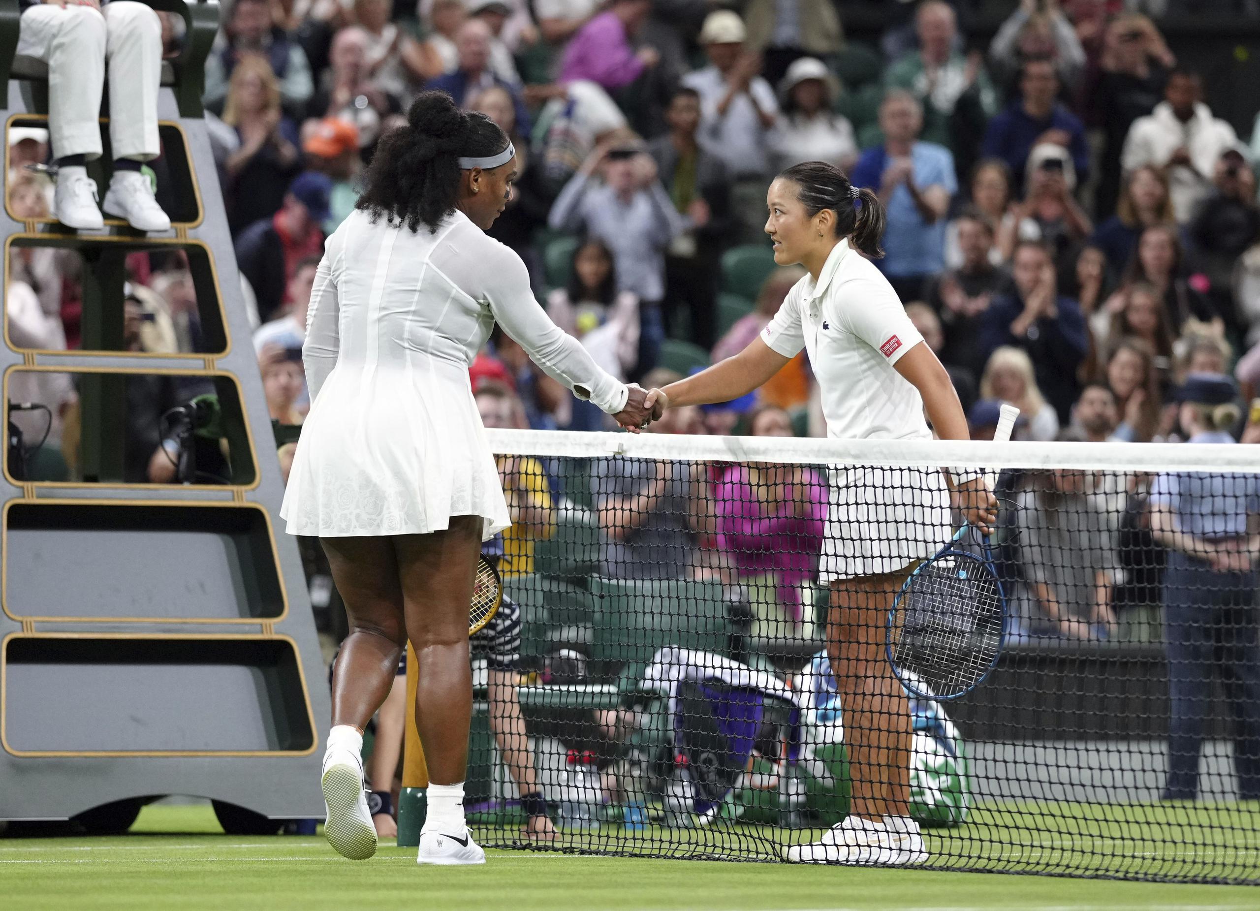 Serena Williams saluda a Harmony Tan luego el partido.