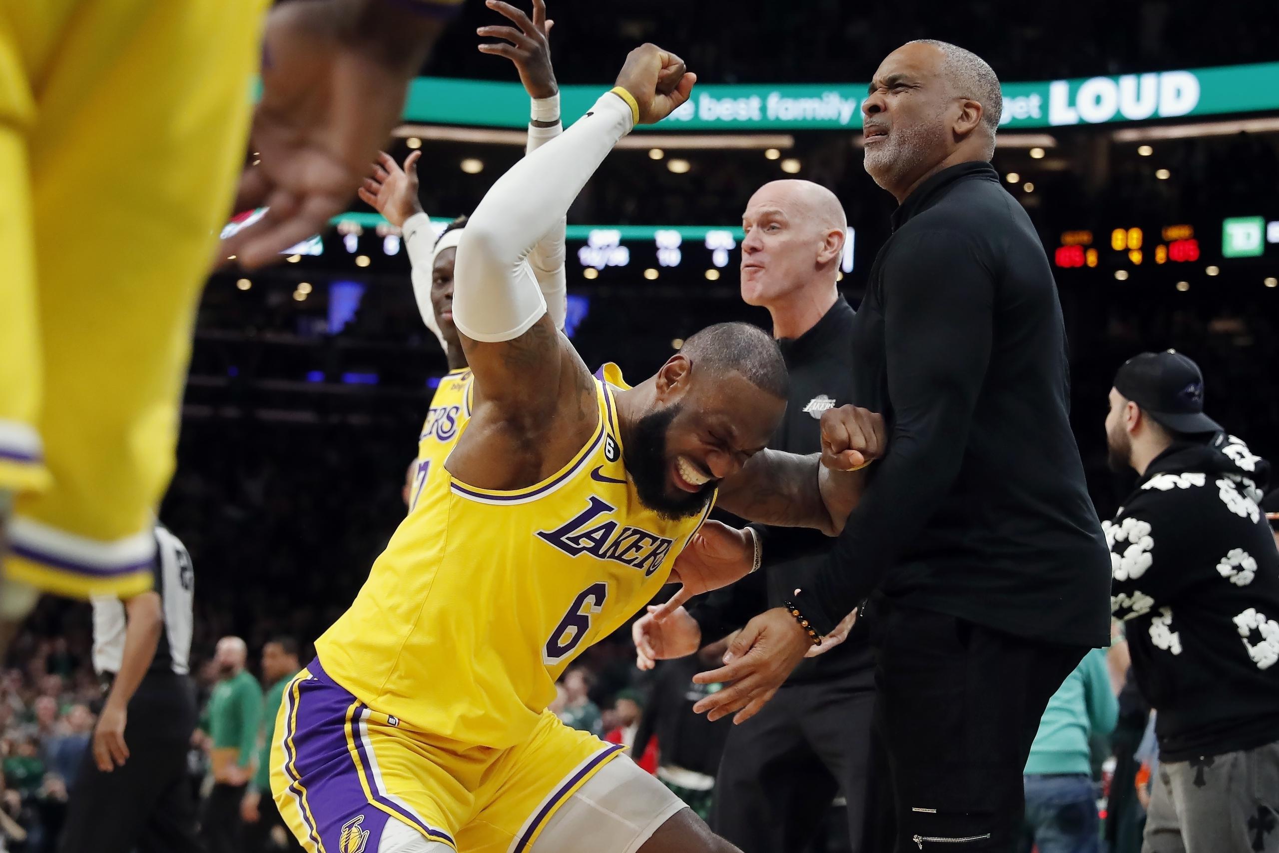 LeBron James, de los Lakers de Los Ángeles, protesta luego que no se marcó una falta que le cometieron al final del tiempo regular del partido ante los Celtics de Boston, el sábado 28 de enero de 2023 (AP Foto/Michael Dwyer)