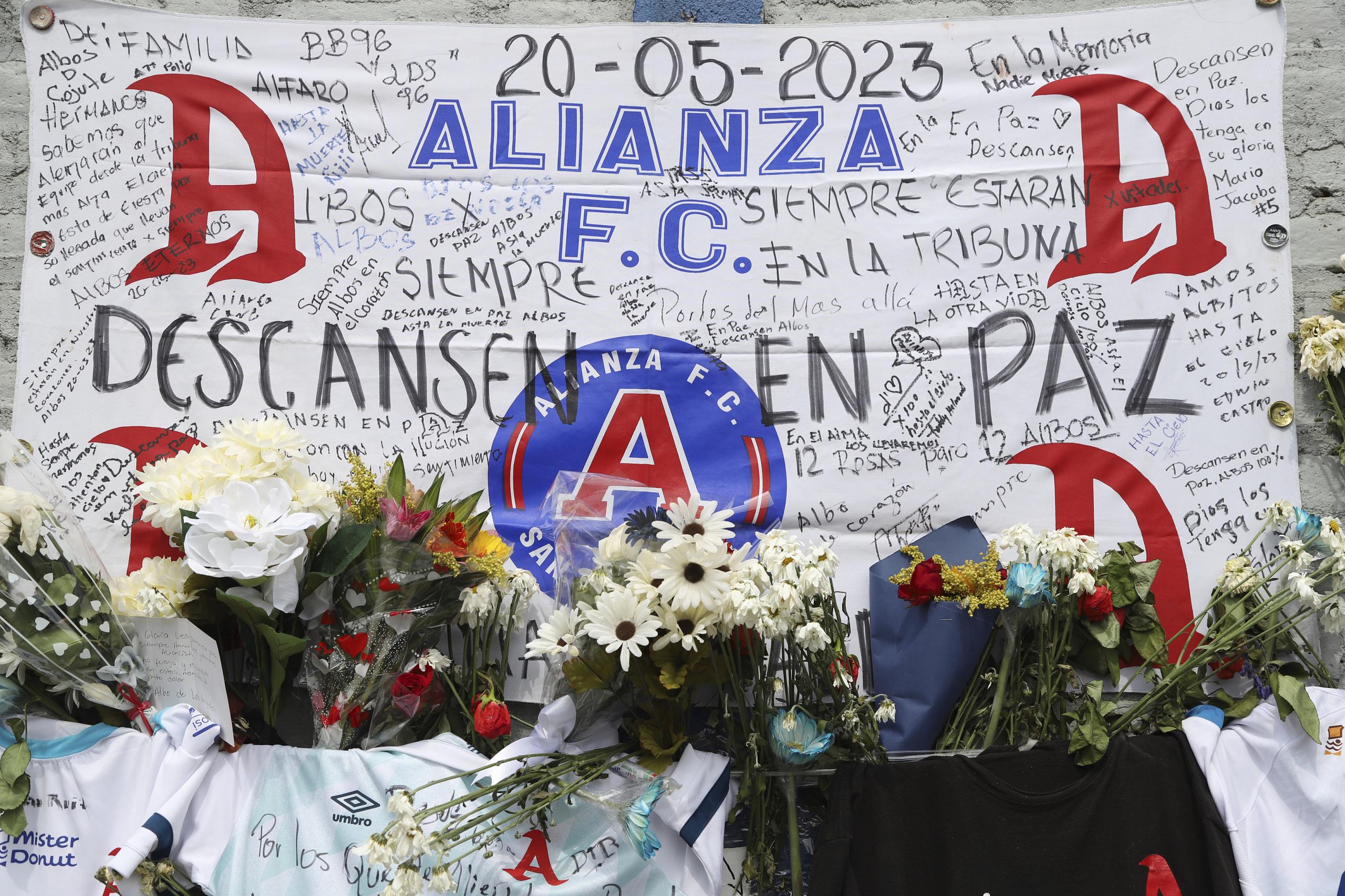 En la foto del lunes 22 de mayo de 2023 se aprecia un altar erigido por los aficionados al fútbol que perecieron en el Estadio Cuscatlán de San Salvador.