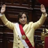 Dina Boluarte se convierte en la primera presidenta de Perú
