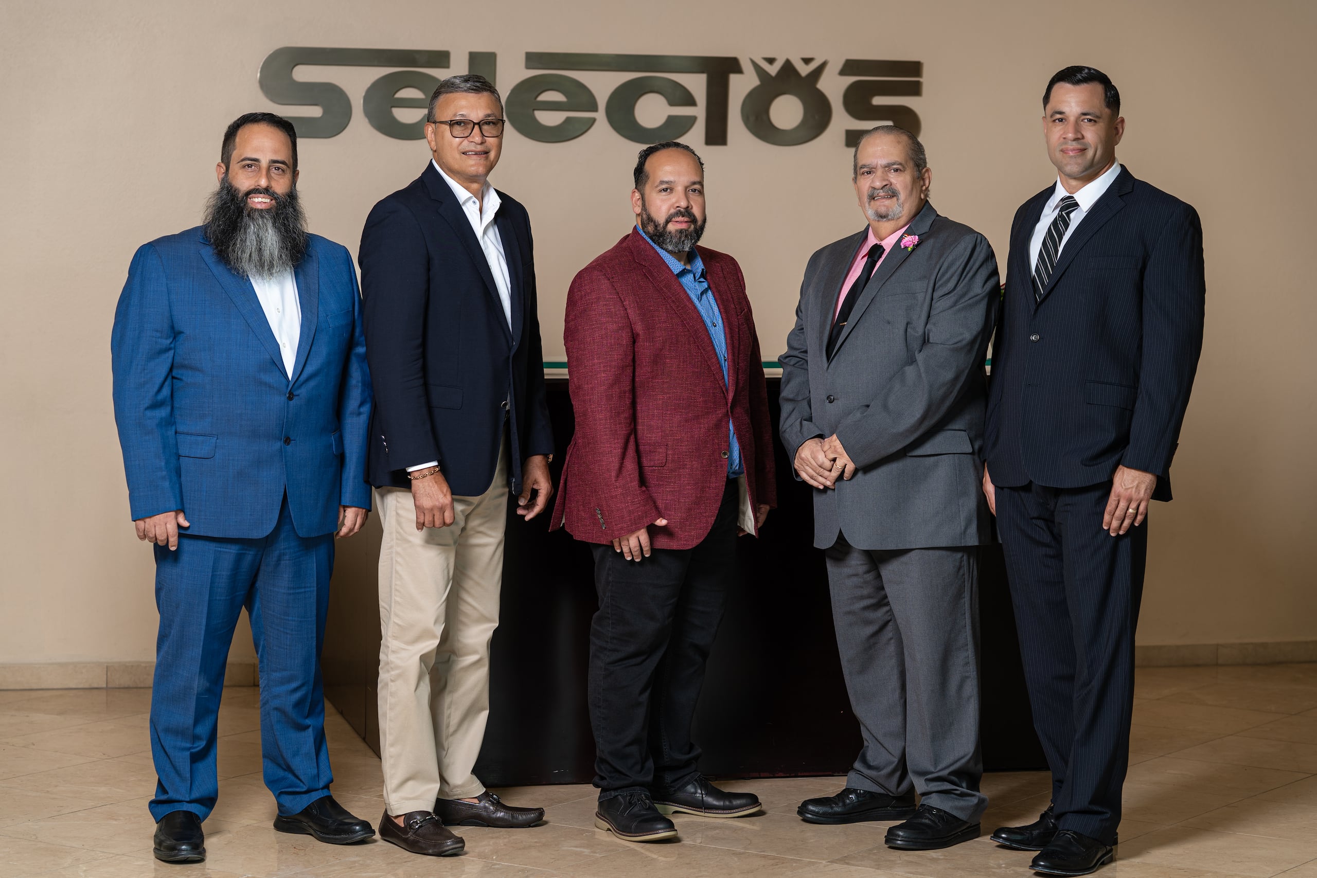 Junta de Directores (de izquierda a derecha) Edgardo Torres Barrios, secretario; Ariel Torres Ramos, presidente; Nelson Vázquez Morales, tesorero; Manuel Rosa Toledo, subtesorero; y Juan Ramos Pagán, vicepresidente. A este grupo se une José “Joe” Quiñones, subsecretario y miembro fundador de Selectos.