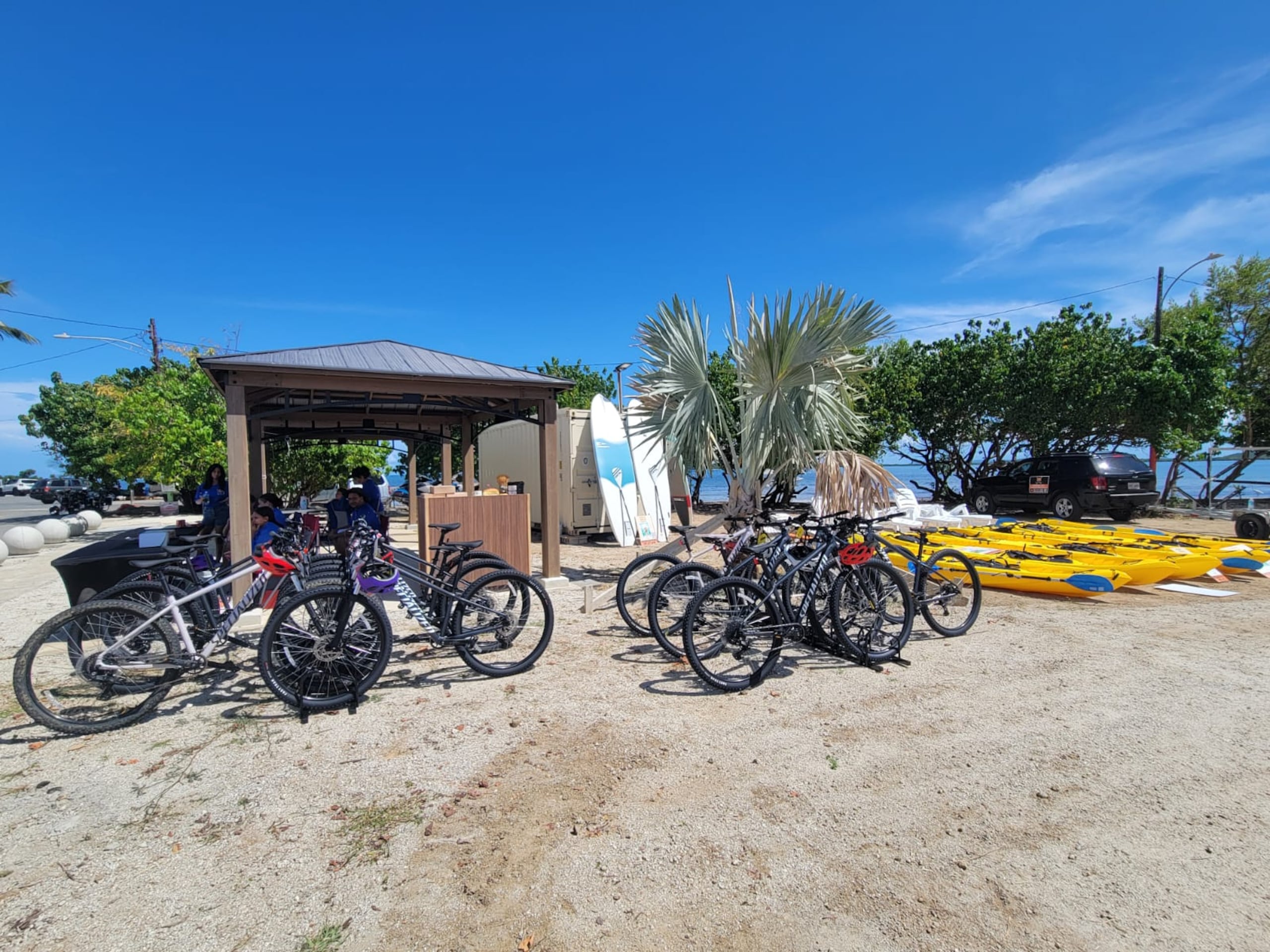 El Mirador del Marlins, ubicado a la entrada de la antigua base naval Roosevelt Roads, tiene concesionarios para alquilar bicicletas, kayaks, motoras acuáticas y viajes en bote.