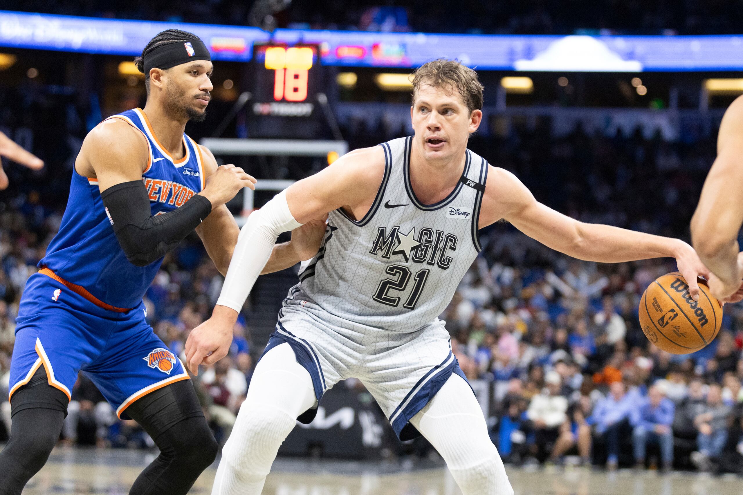 El pívot del Magic de Orlando Moritz Wagner (21) elude al escolta de los Knicks de Nueva York, Pacome Dadiet, a la izquierda, durante la segunda mitad de un partido de baloncesto de la NBA, el domingo 15 de diciembre de 2024, en Orlando, Florida.