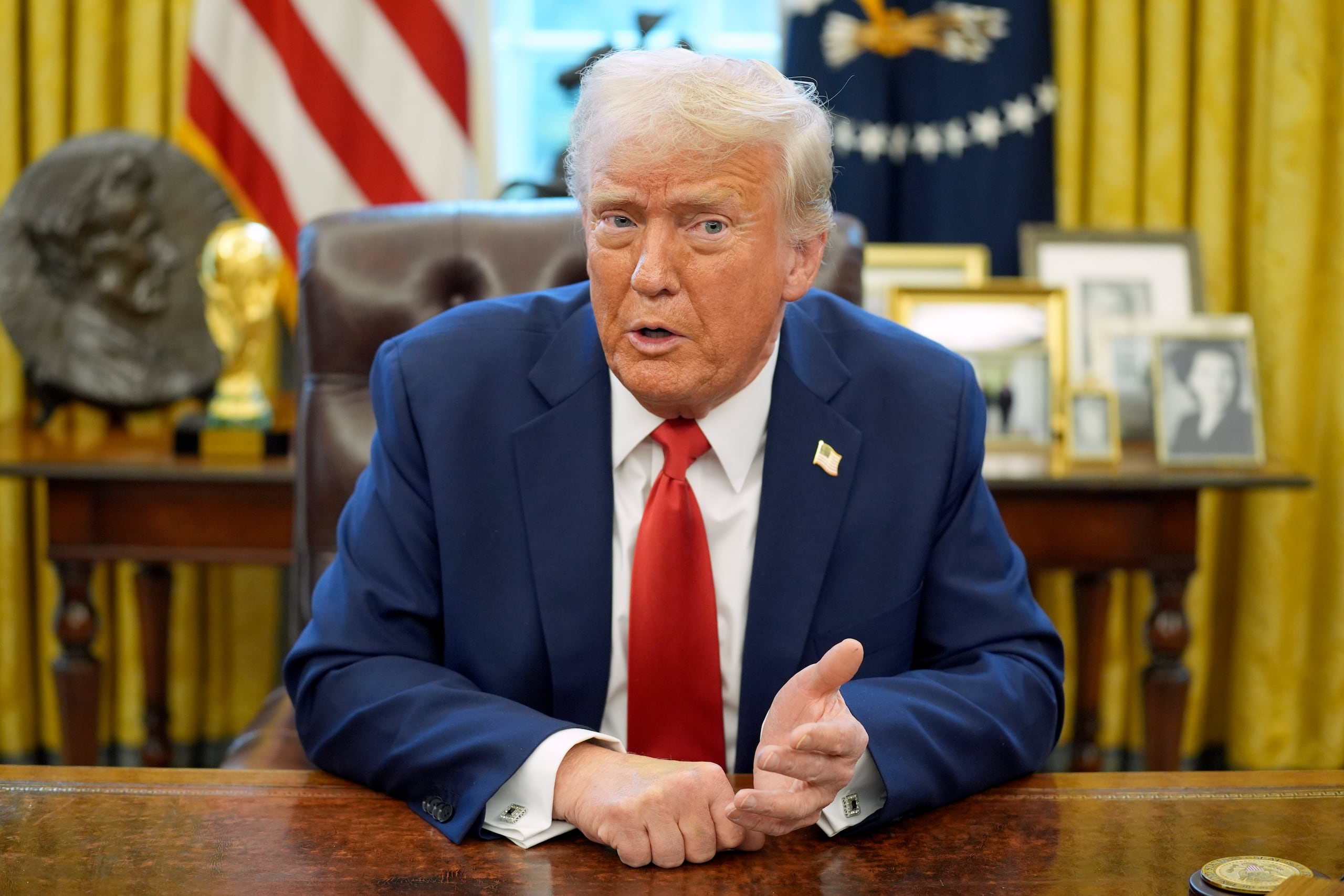 El presidente Donald Trump habla antes de firmar una orden ejecutiva en el Despacho Oval de la Casa Blanca, el lunes 3 de febrero de 2025, en Washington. (AP Foto/Evan Vucci)