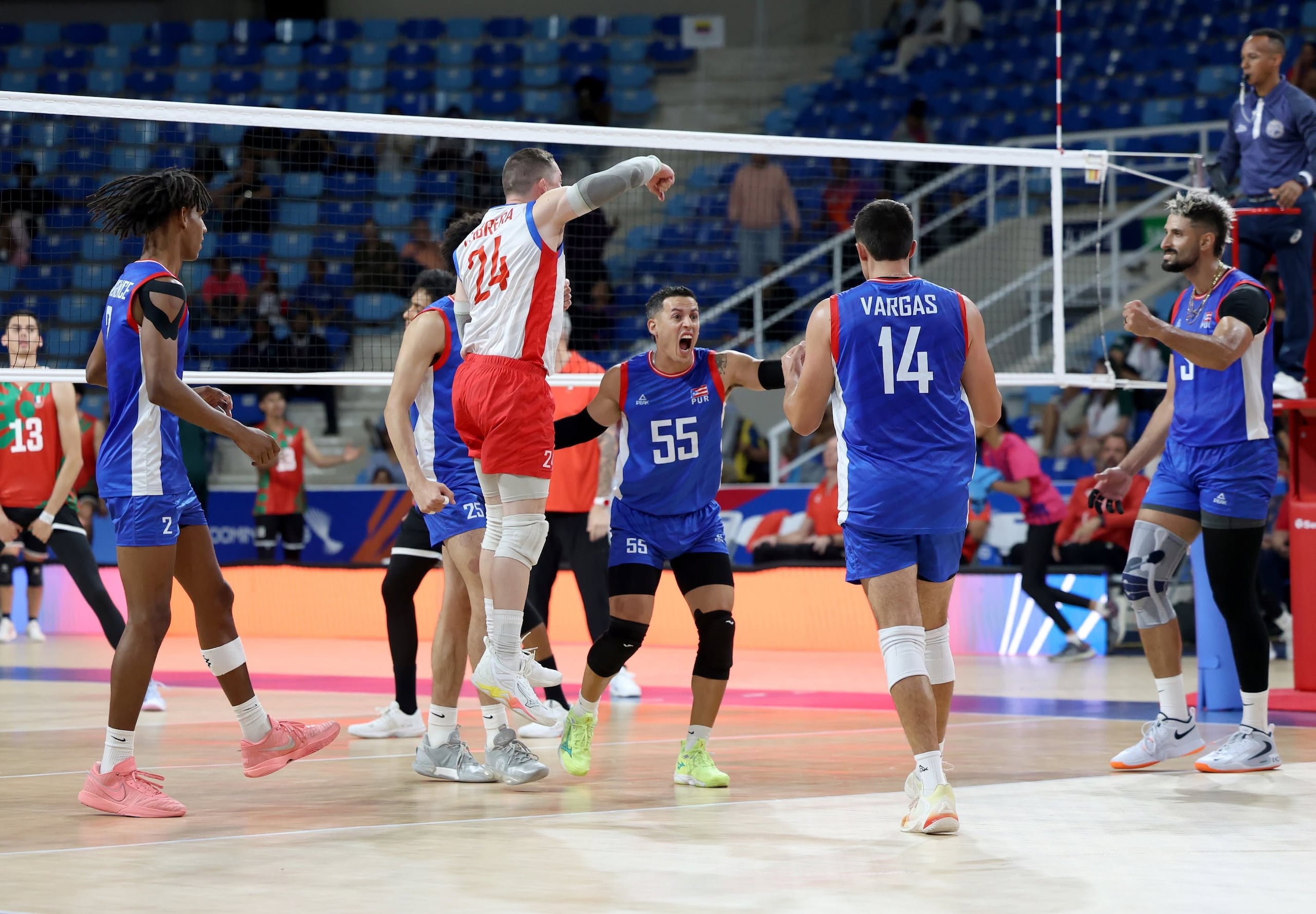 La Selección Nacional celebra un punto contra México en la semifinal de los Juegos Centroamericanos y del Caribe Santo Domingo 2026.