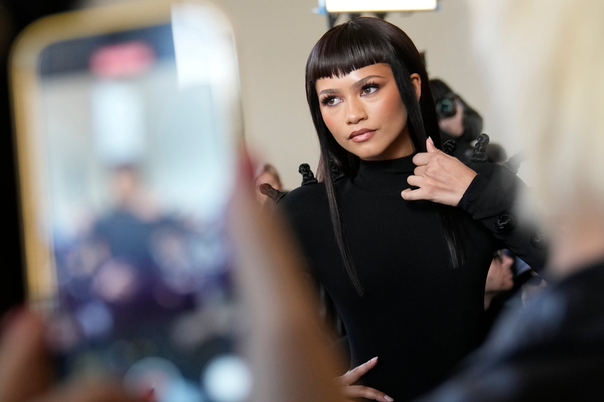 Zendaya copó las miradas en el desfile de Schiaparelli con este estilo de cabello. A la derecha, Lisa, cantante de la banda coreana Blackpink, ha llevado el corte.