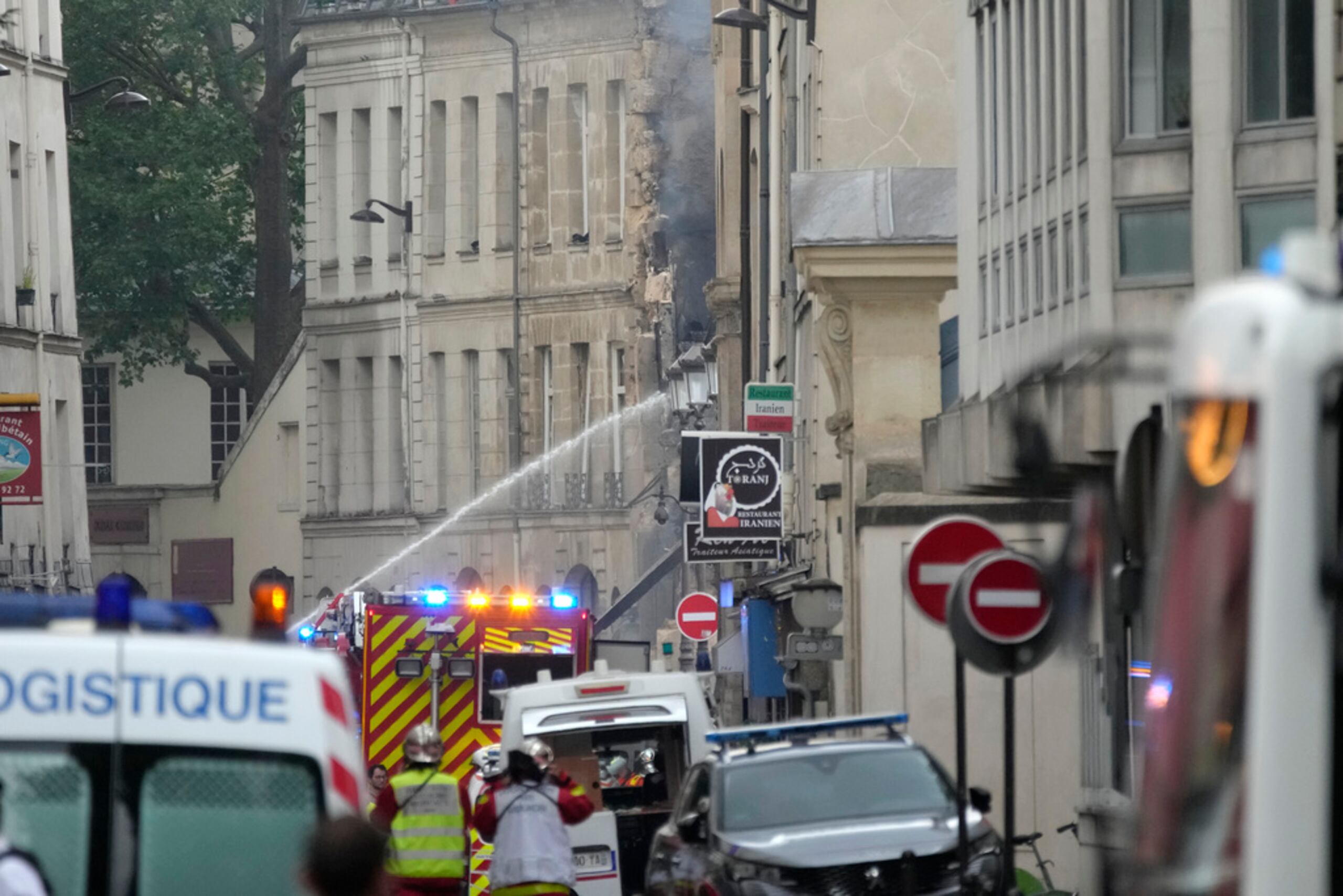 La explosión se produjo hacia las 5:00 p.m. hora local y rápidamente las fuerzas del orden acordonaron la zona, mientras en el interior trabajaban 267 bomberos con 70 vehículos.