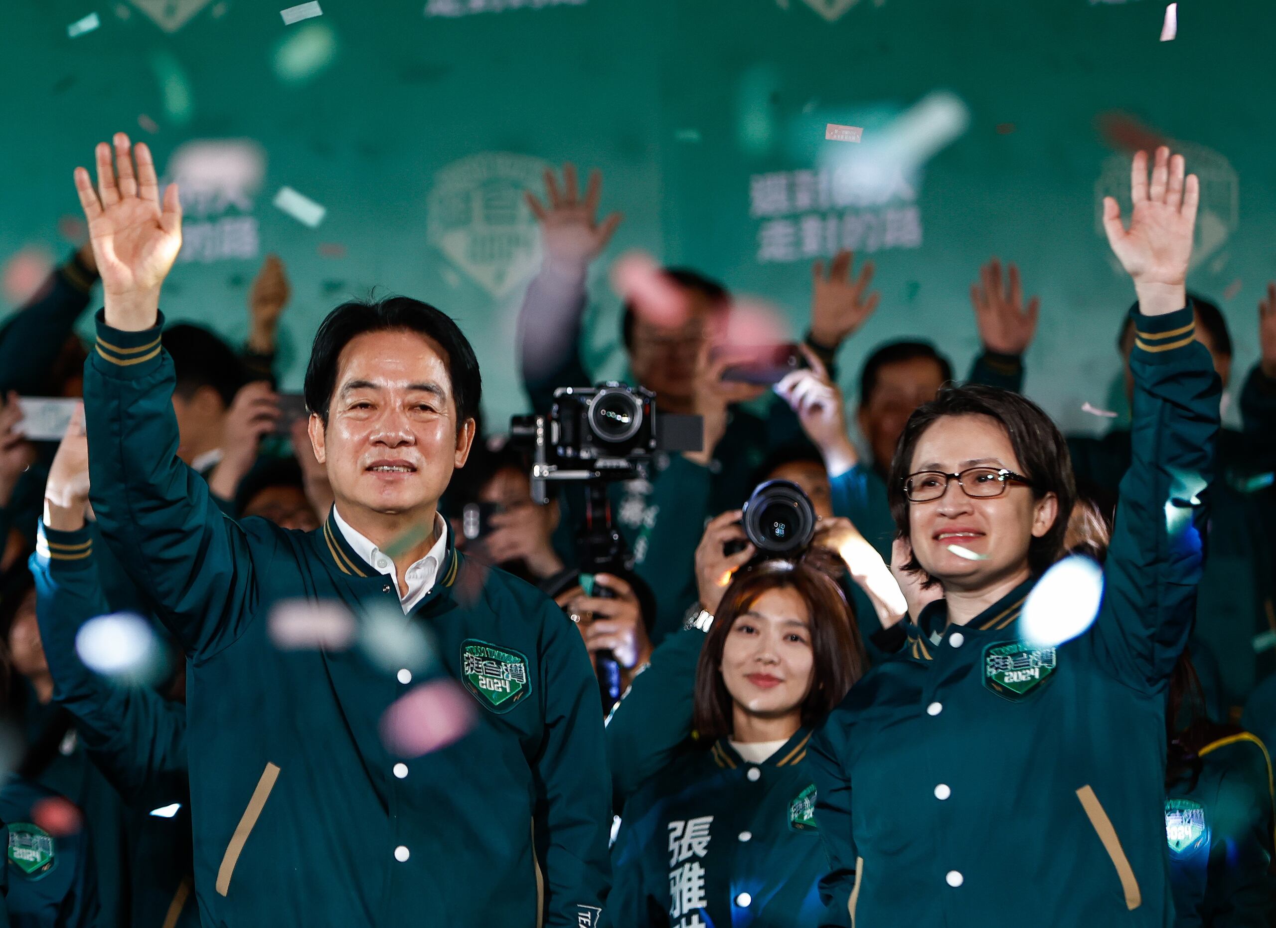 El vicepresidente taiwanés y candidato presidencial del gobernante Partido Democrático Progresista (PDP), William Lai (Lai Ching-te) (izq), y el candidato a vicepresidente, Hsiao Bi-khim (dcha), celebran en medio de una lluvia de confeti durante un mitin después de ganar las elecciones presidenciales en Taipei, Taiwán, el 13 de enero de 2024. EFE/ Daniel Ceng