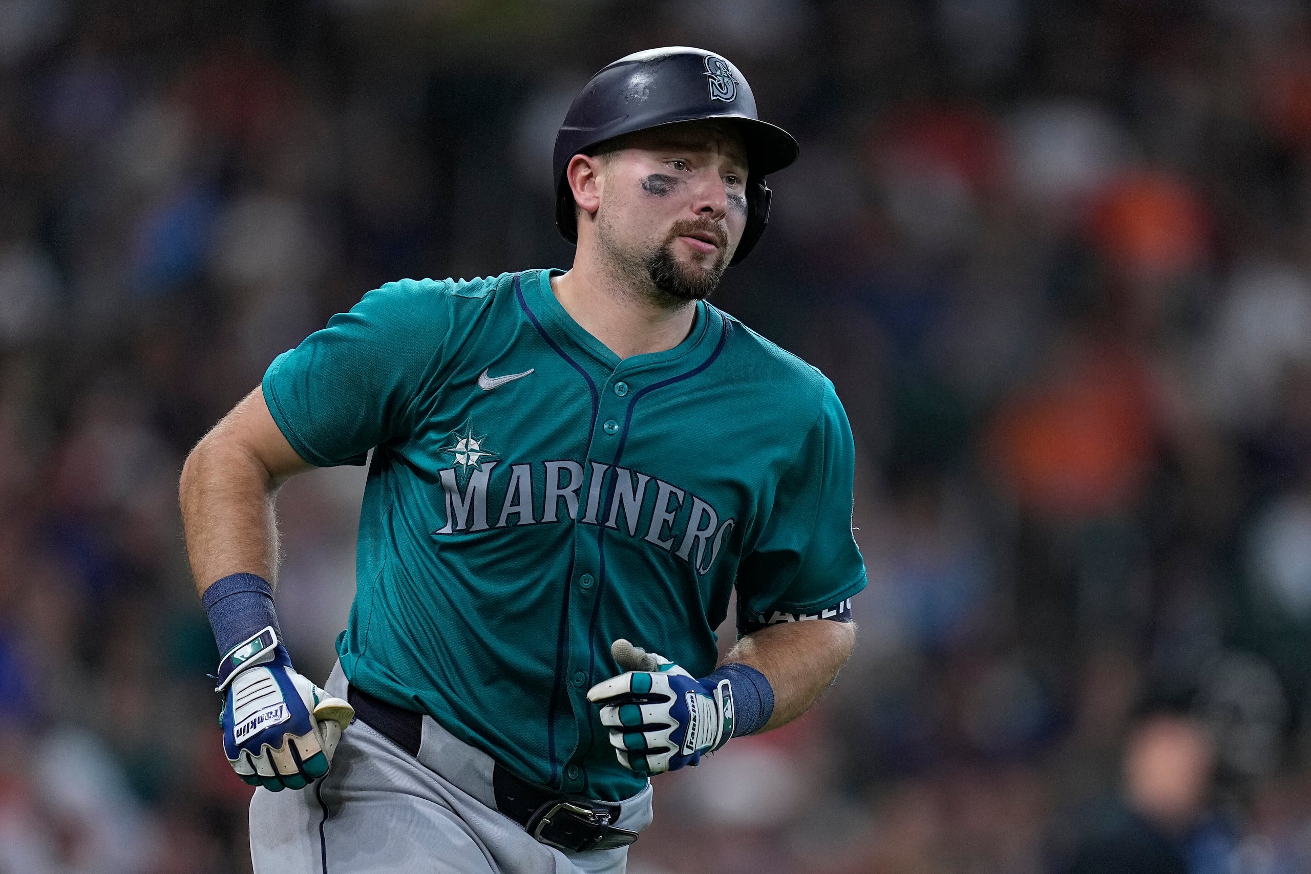 Cal Raleigh de los Marineros de Seattle recorre las bases luego de impactar el cuadrangular de la ventaja durante la novena entrada.