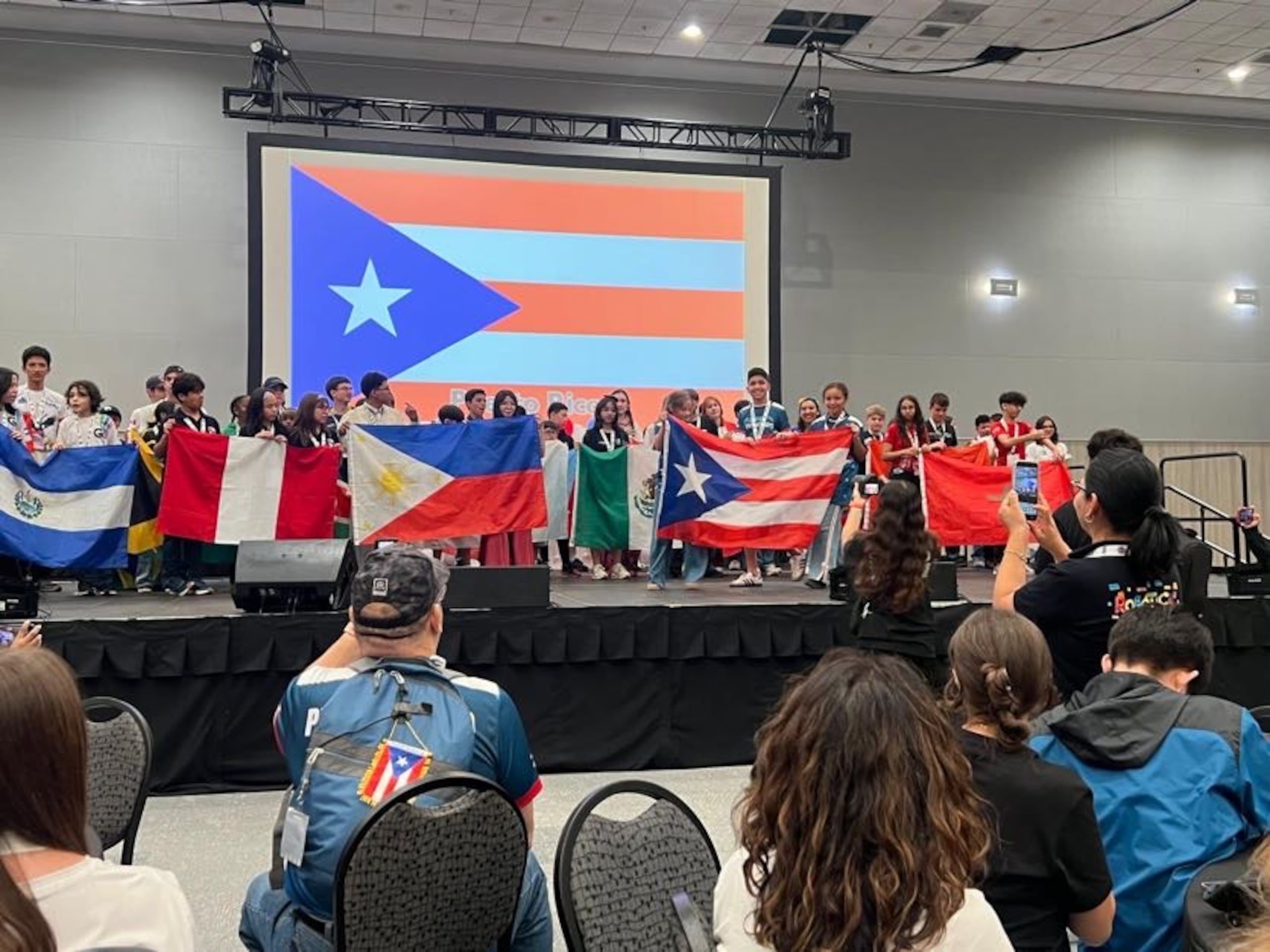 Delegación de Puerto Rico en la competencia internacional de robótica "Open Championship for the Americas 2026", celebrada en Ontario, California.