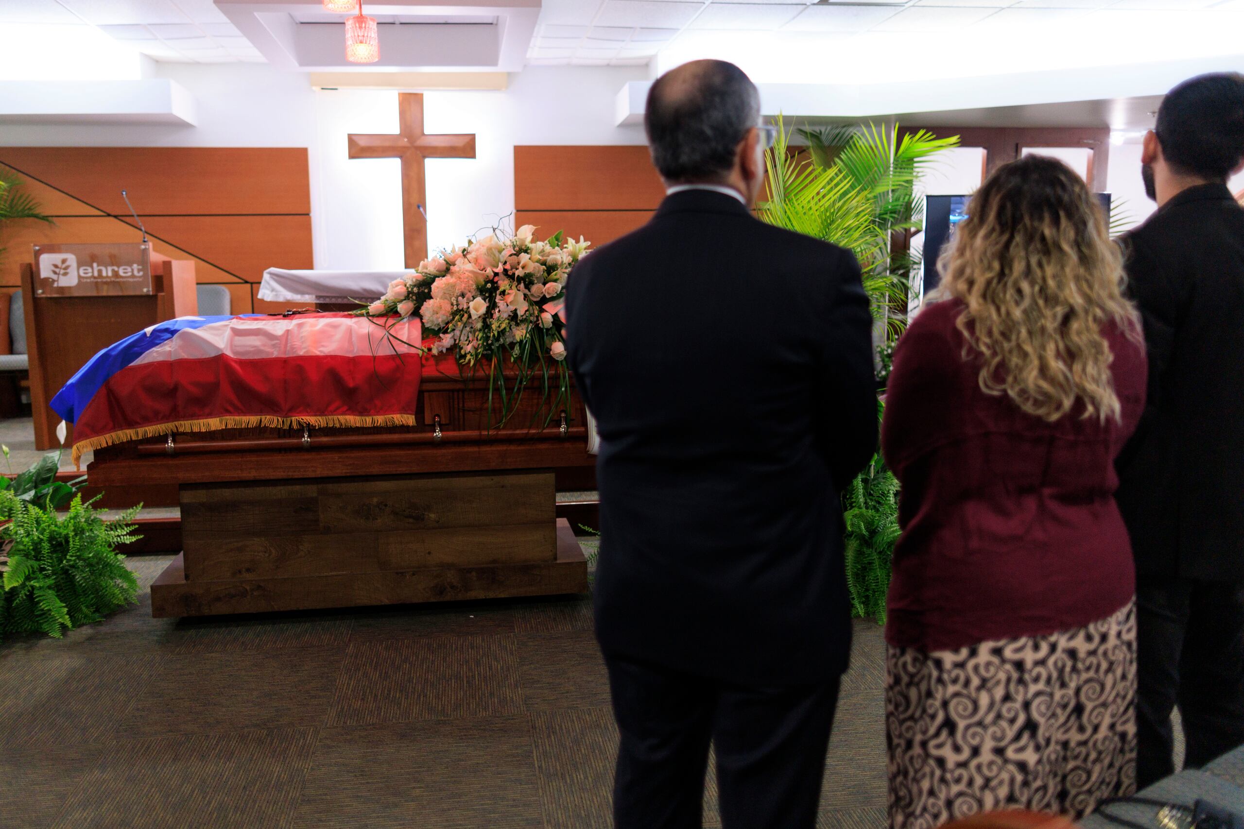 Aníbal Acevedo Vilá, junto a sus hijos Gabriela y Juan Carlos, rememoraron las virtudes de “Piti” durante el funeral.