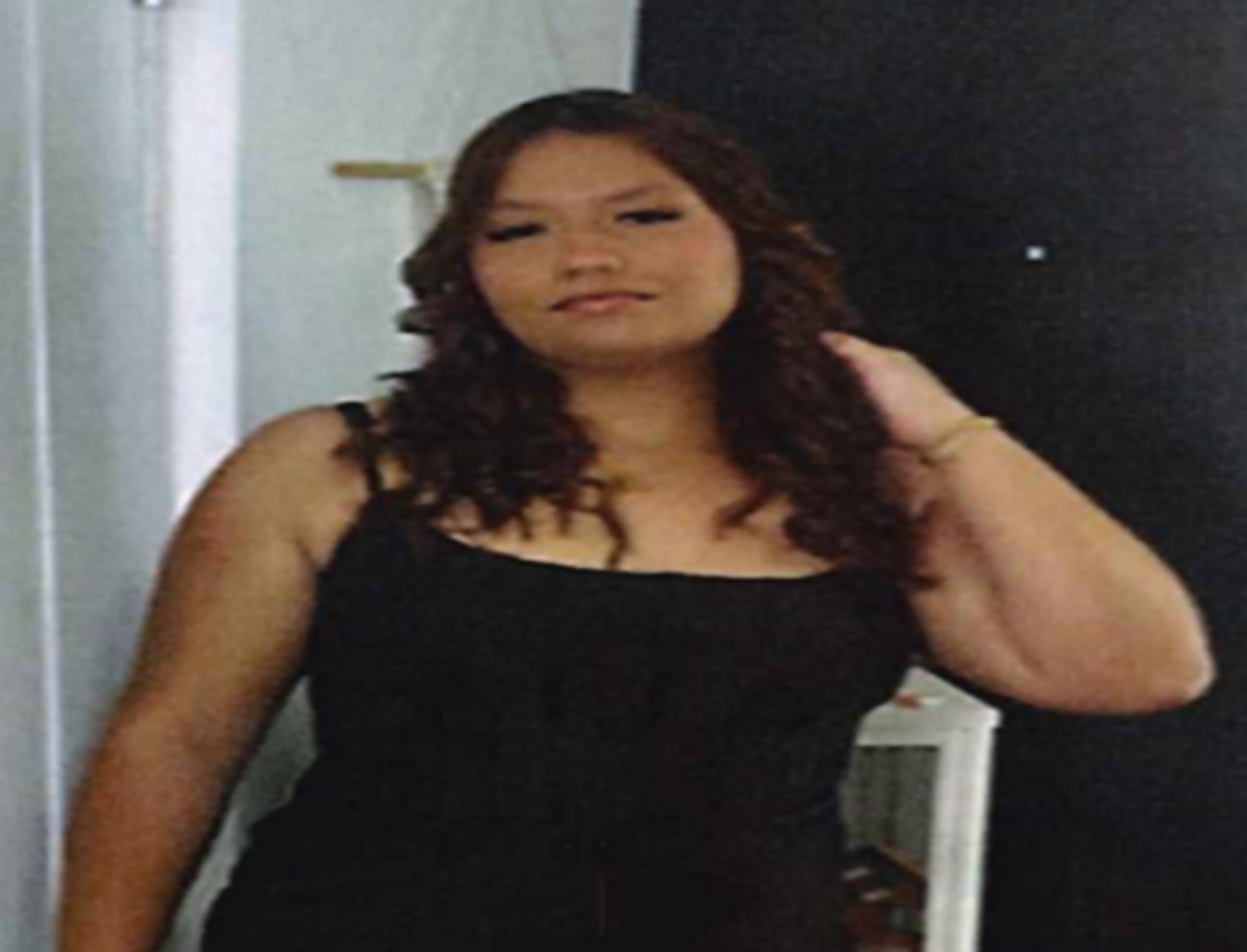 Al momento de su desaparición, Alondra Nicole Ortiz Rivera vestía un pantalón negro tipo licra, una camiseta negra con diseños, y tenis rojos y negros de la marca Jordan.