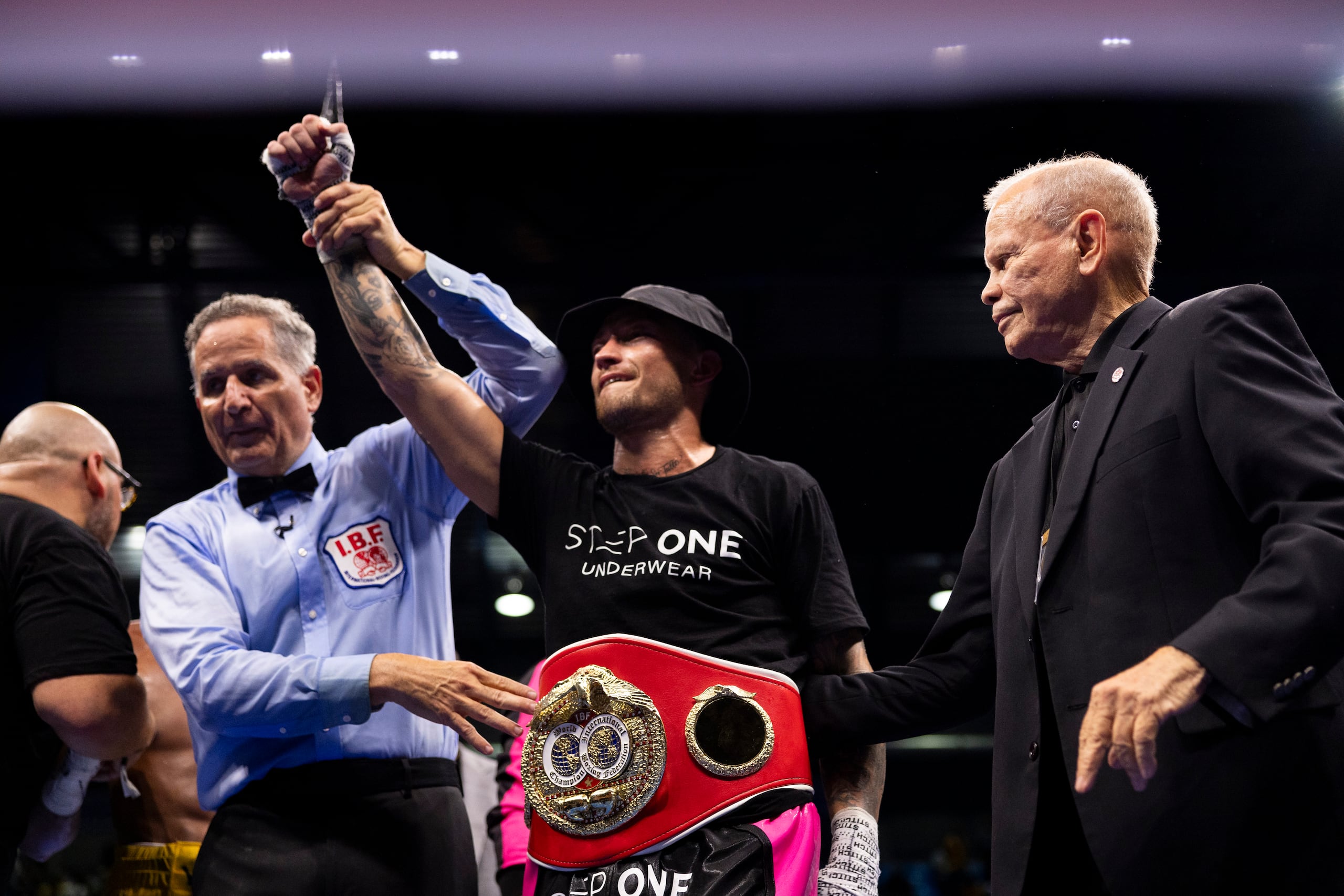 Liam Paro tras vencer a Subriel Matías y ser declarado el nuevo campeón de las 140 libras de la Federación Internacional en el Coliseo Juan Aubín Cruz Abreu "Bincito".