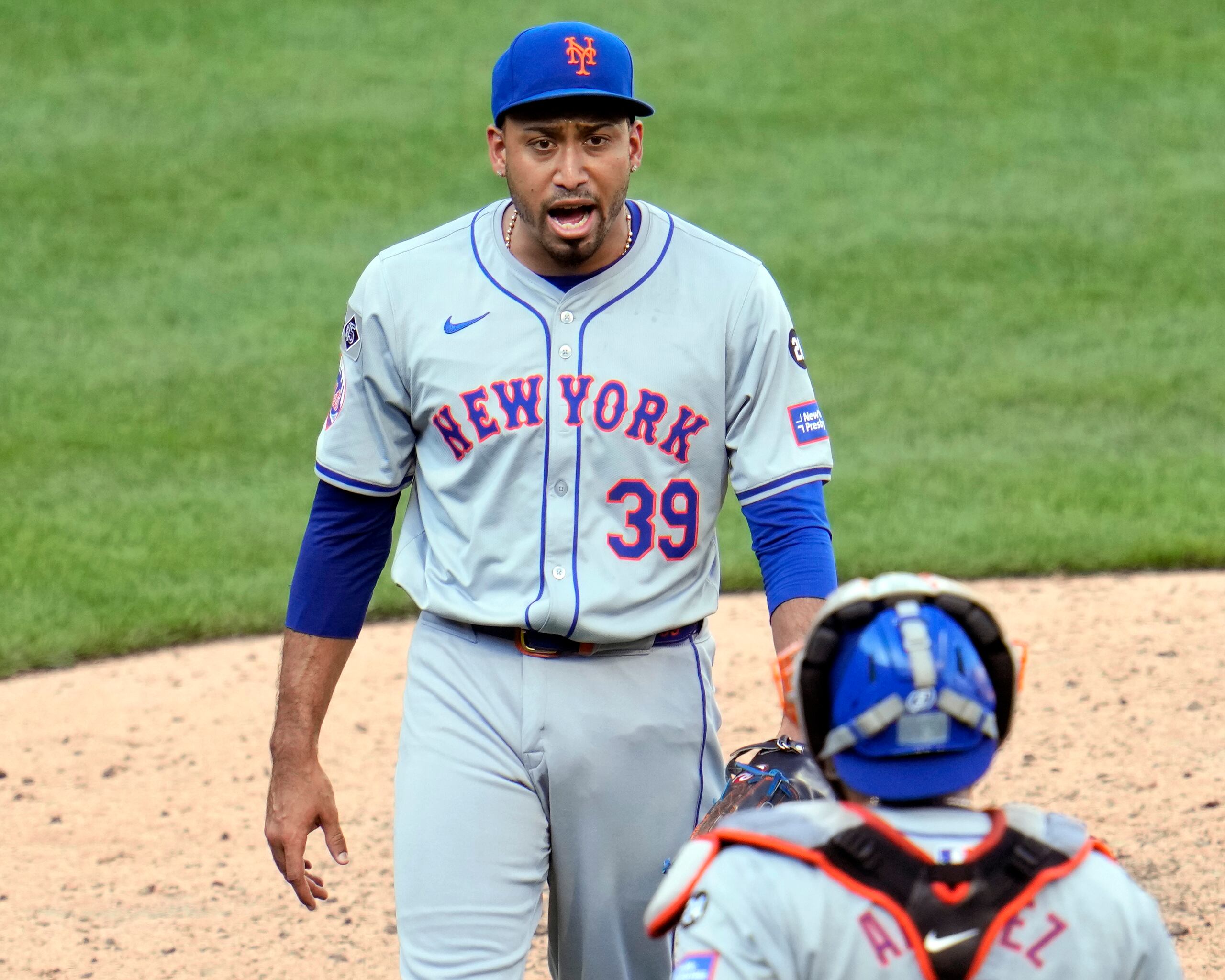 El relevista boricua Edwin Díaz, de los Mets de Nueva York, festeja con el cátcher venezolano Francisco Álvarez, tras el duelo ante los Pirates de Pittsburgh.