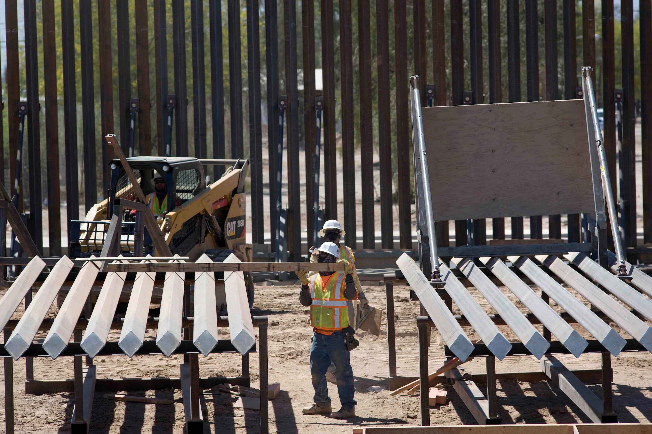 Trabajadores avanzan en la construcción del muro fronterizo entre México y Estados Unidos. (EFE)