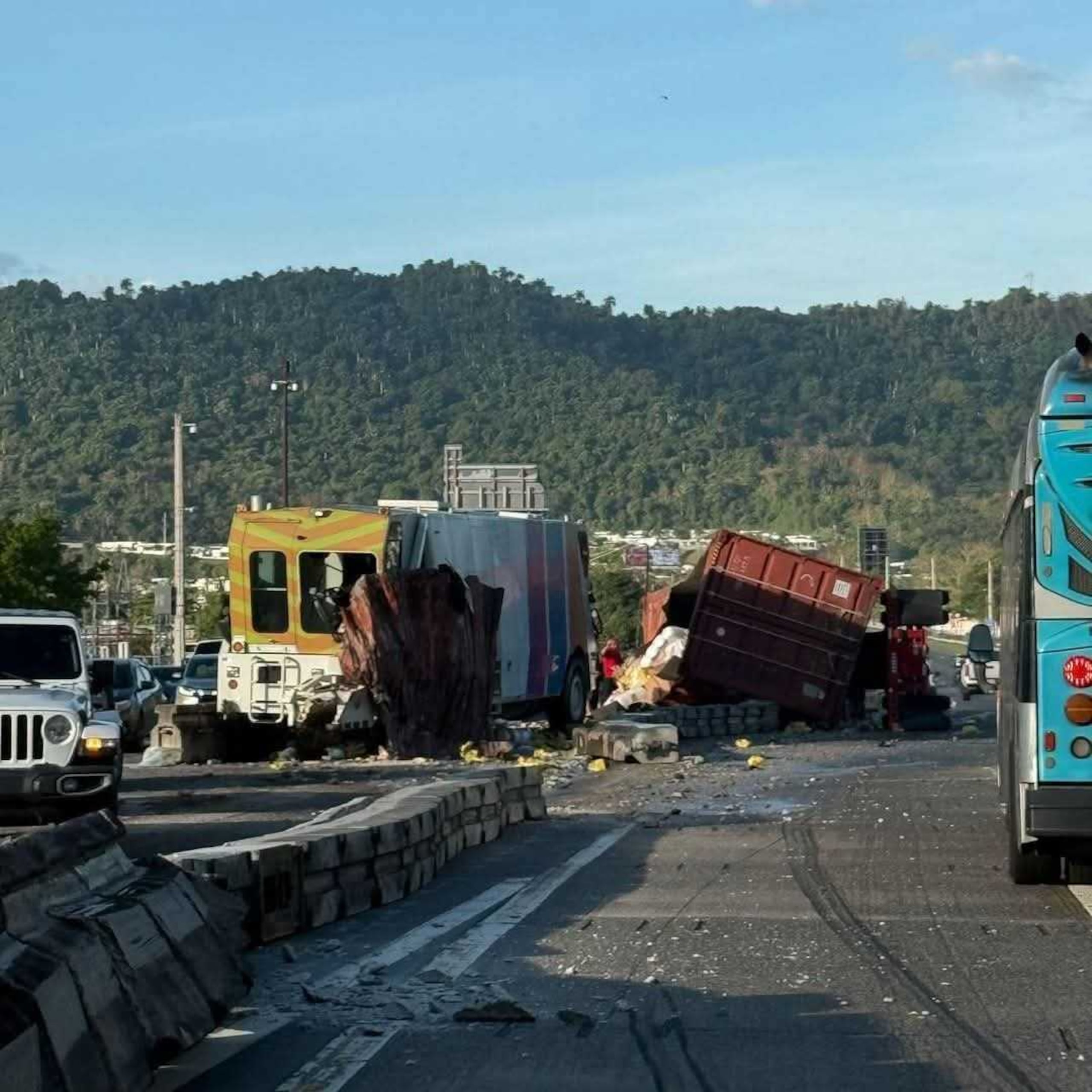El conductor, quien sufrió heridas leves, fue transportado al hospital Menonita de Caguas en condición estable.